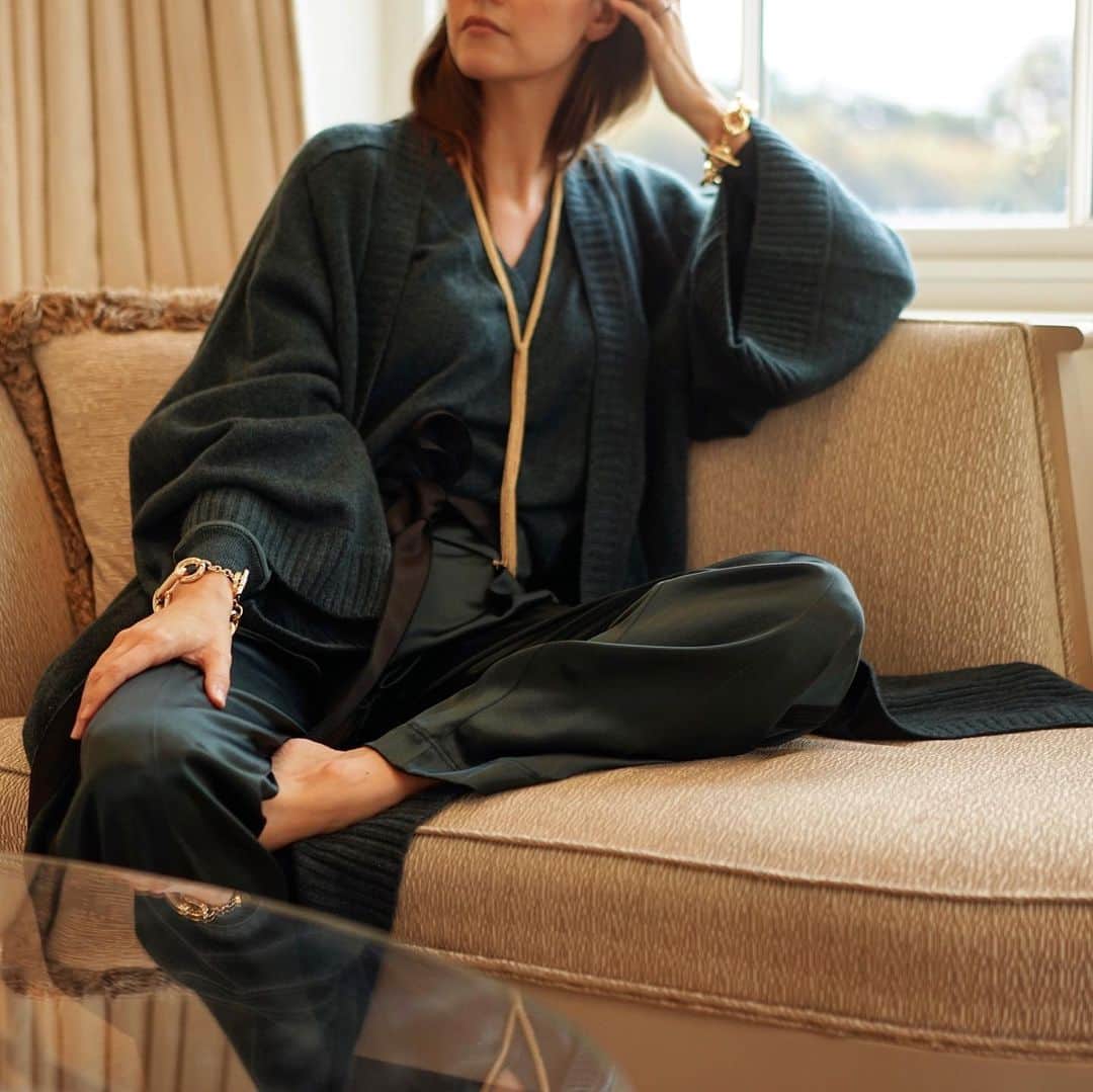 アマンダ ウェイクリーのインスタグラム：「For cozy days at home... a soft touch of cashmere and satin means comfort and luxury combined...  #cashmere #luxury #comfortdressing #AW20」