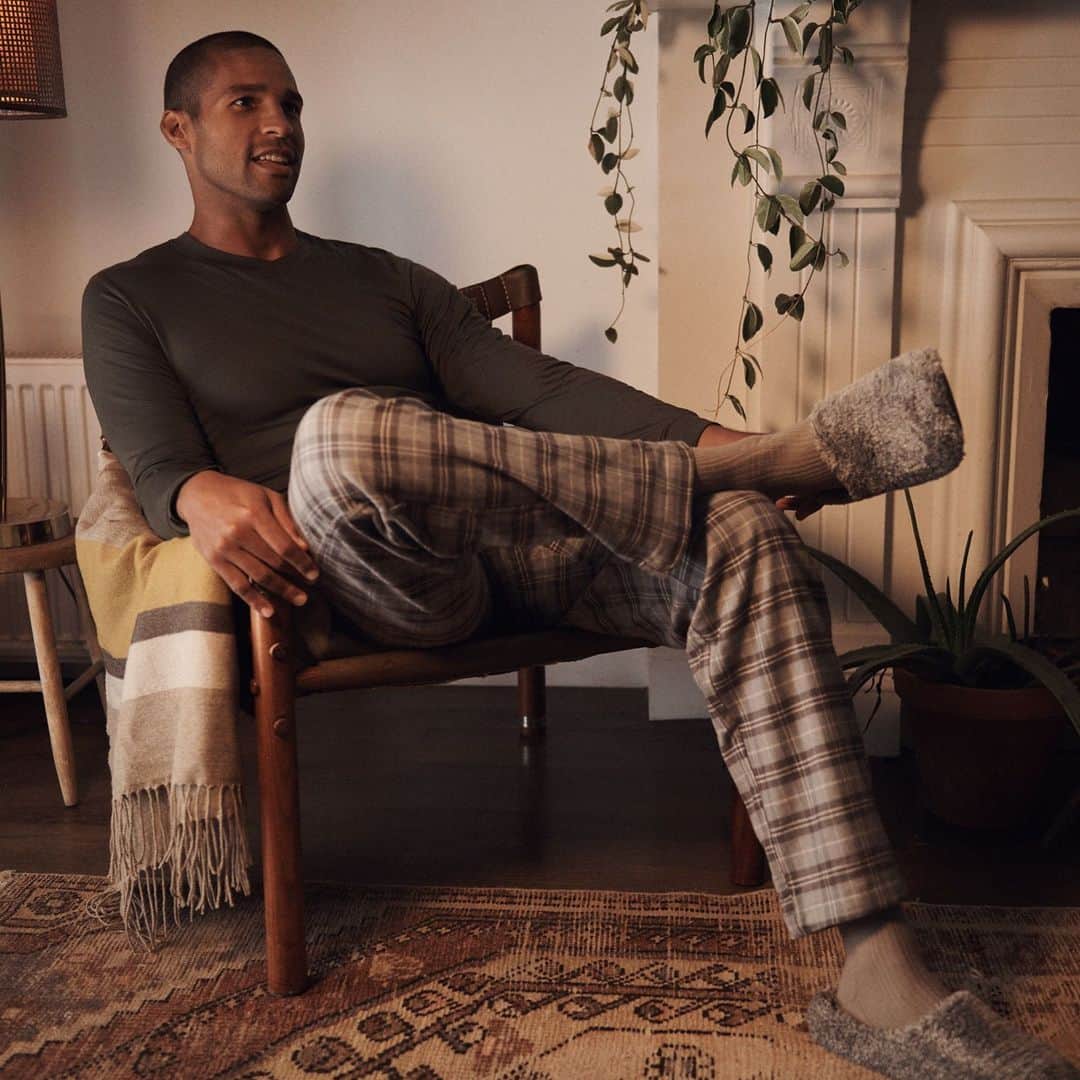 UNIQLO UKのインスタグラム：「Whether you need a little extra warmth in your home or on your hike, our lightweight HEATTECH styles cleverly convert body moisture into valuable heat, ensuring you stay warm throughout the cold season.  #Uniqlo #LifeWear #UniqloLifeWear」