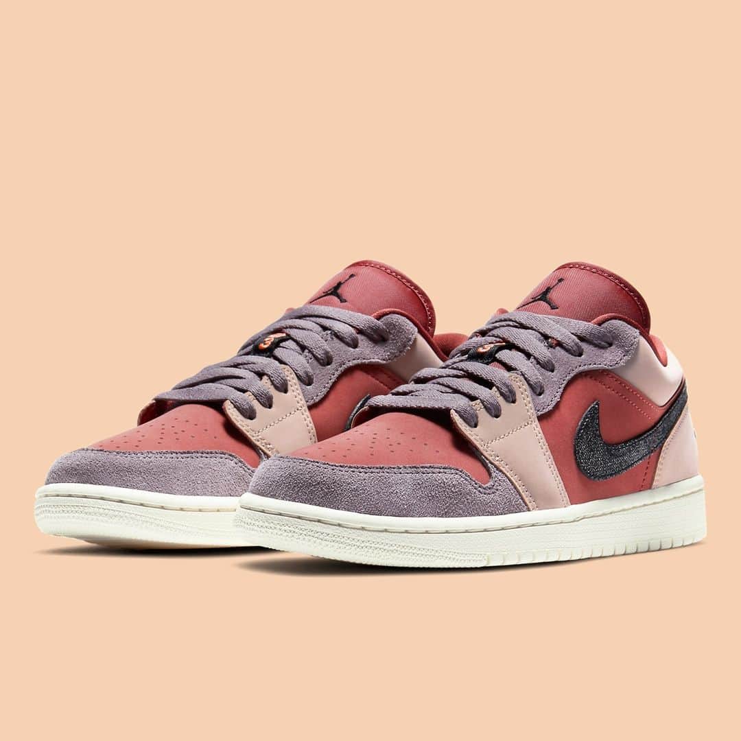 Sneaker Newsさんのインスタグラム写真 - (Sneaker NewsInstagram)「Seasonal shades appear on this attractive Air Jordan 1 Low "Canyon Rust" built with suede. Did you see the matching Mids too? For a closer look, tap the link in our bio.」11月25日 3時30分 - sneakernews