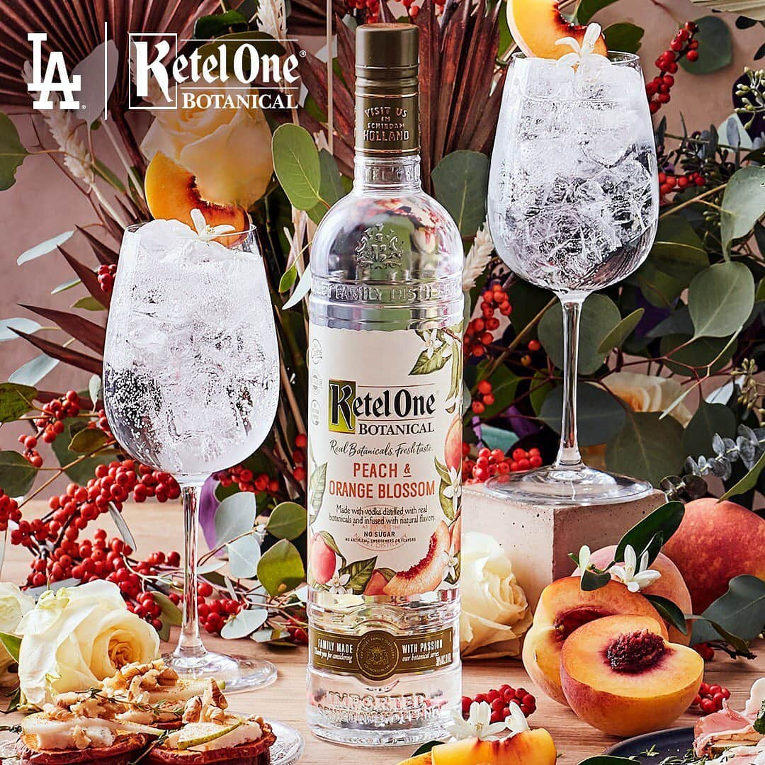 Los Angeles Dodgersさんのインスタグラム写真 - (Los Angeles DodgersInstagram)「This holiday season, we’re thankful for Dodger baseball and @KetelOneBotanical. Whether you’re toasting virtually or IRL, raise a #BotanicalSpritz with those you love. Combine 1.5 oz Ketel One Botanical with 3 oz sparkling water. Serve over ice and garnish with style.」11月25日 3時24分 - dodgers