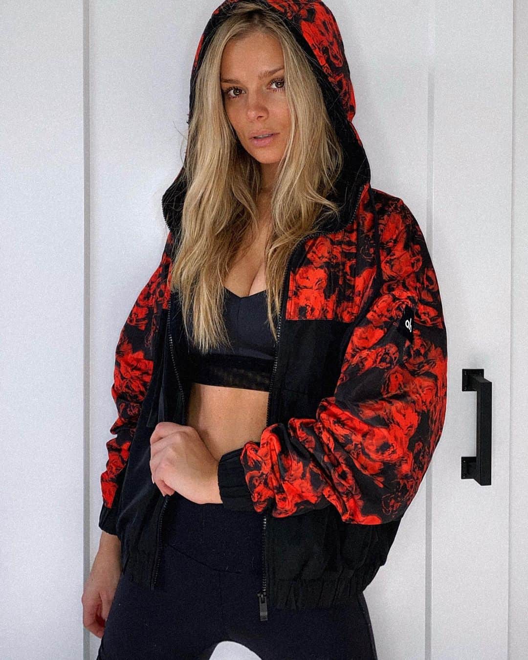 ダニエル・クヌッドソンのインスタグラム：「🌹EVERYTHING is now on sale including the new ROSES CAPSULE @alo @aloyoga  this NEVER HAPPENS everything is on sale 🛍🛍🛍」