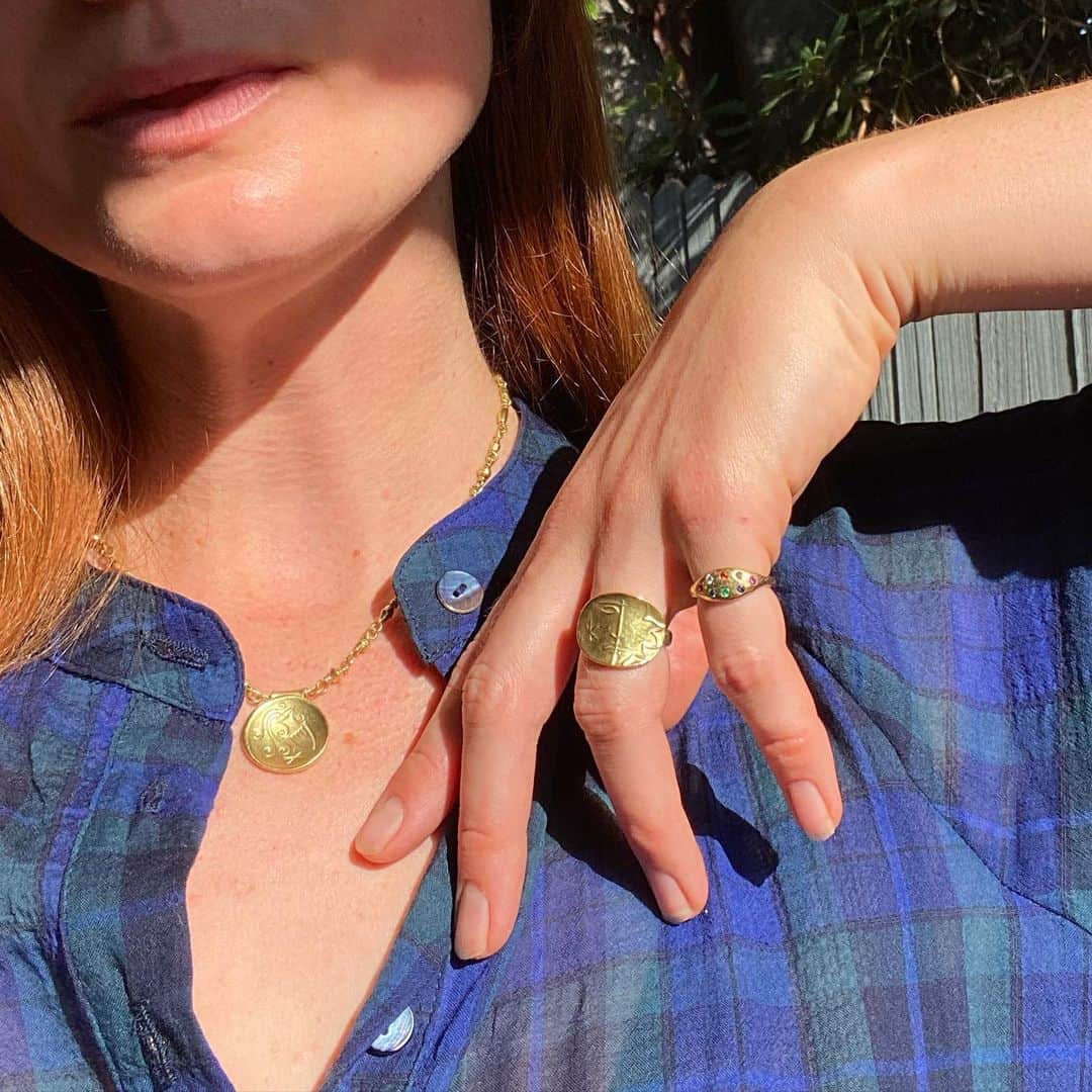 ボニー・ライトのインスタグラム：「the closest i’ve been to my parents this year is wearing their jewellery. miss them, love them 💌 @wrightandteague #stayhome」