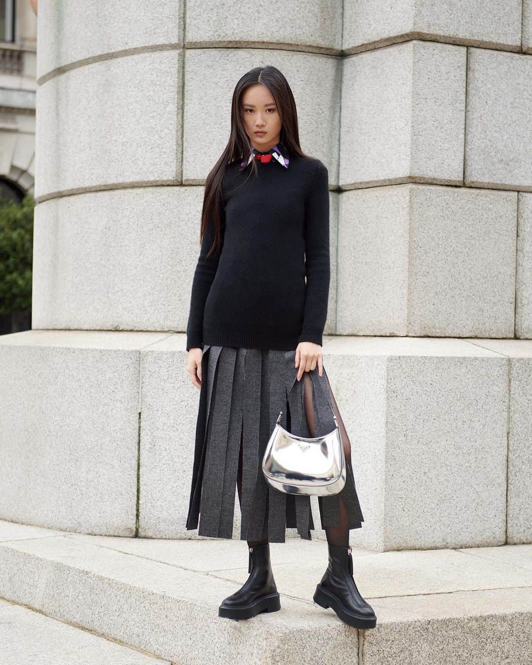 Harrodsさんのインスタグラム写真 - (HarrodsInstagram)「Power dressing à la @Prada means deconstructed pleats, a heavy-metal handbag and boots for stomping.  #Harrods #HarrodsFashion #Prada  Shop Prada and other in-store departments through our remote Personal Shopping service (previously known as Virtual Concierge).」11月25日 3時24分 - harrods