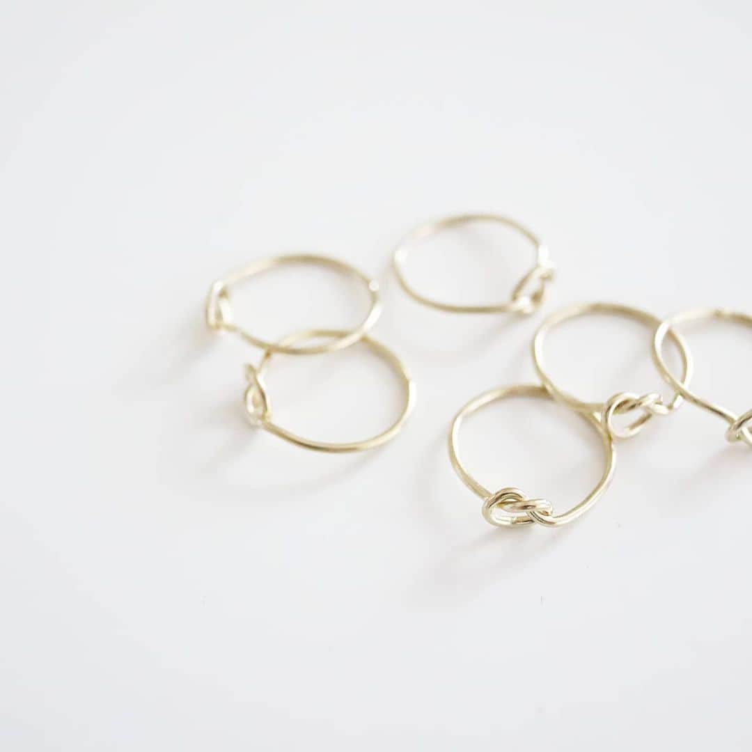 のインスタグラム：「knot ring · #joueri#アクセサリー#ピアス#彫金#真鍮 #ハンドメイドアクセサリー#fashion#ootd#outfit#code#coordinate#style#ファッション#コーディネート#コーデ#プチプラ#プチプラコーデ#シンプルコーデ#mamagirl#locari#partegram#カジュアル#お洒落さんと繋がりたい」