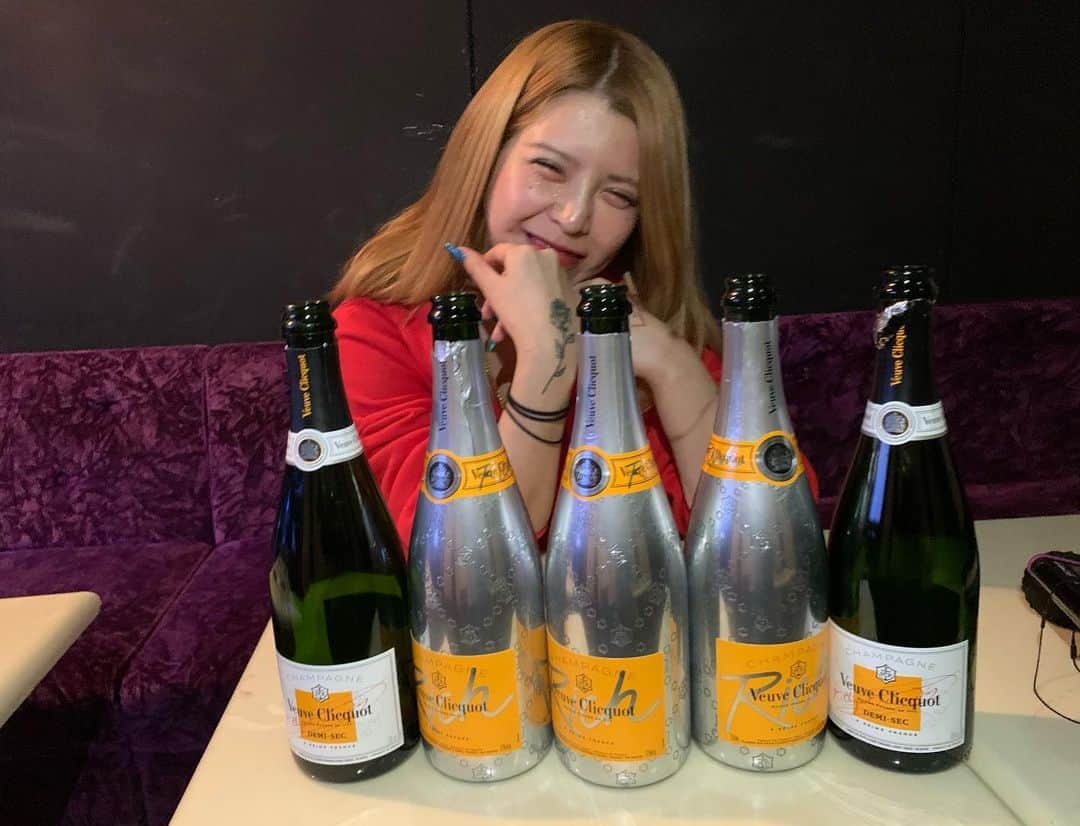 坂口杏里のインスタグラム：「昨日こんなあいたのにー 昨日ありがたいことに ばかこみやったのにー ノーゲスなんだが  09054307175  ↑何かあればこちらまで！ Bar Cachette (カシェット) 東京都新宿区歌舞伎町2-11-7 メトロビル4階 営業時間 1:00～  お待ちしてますん💕 男性１時間3000円 女性１時間1500円 （飲み放題）  ライン交換写メ撮ろ♡」