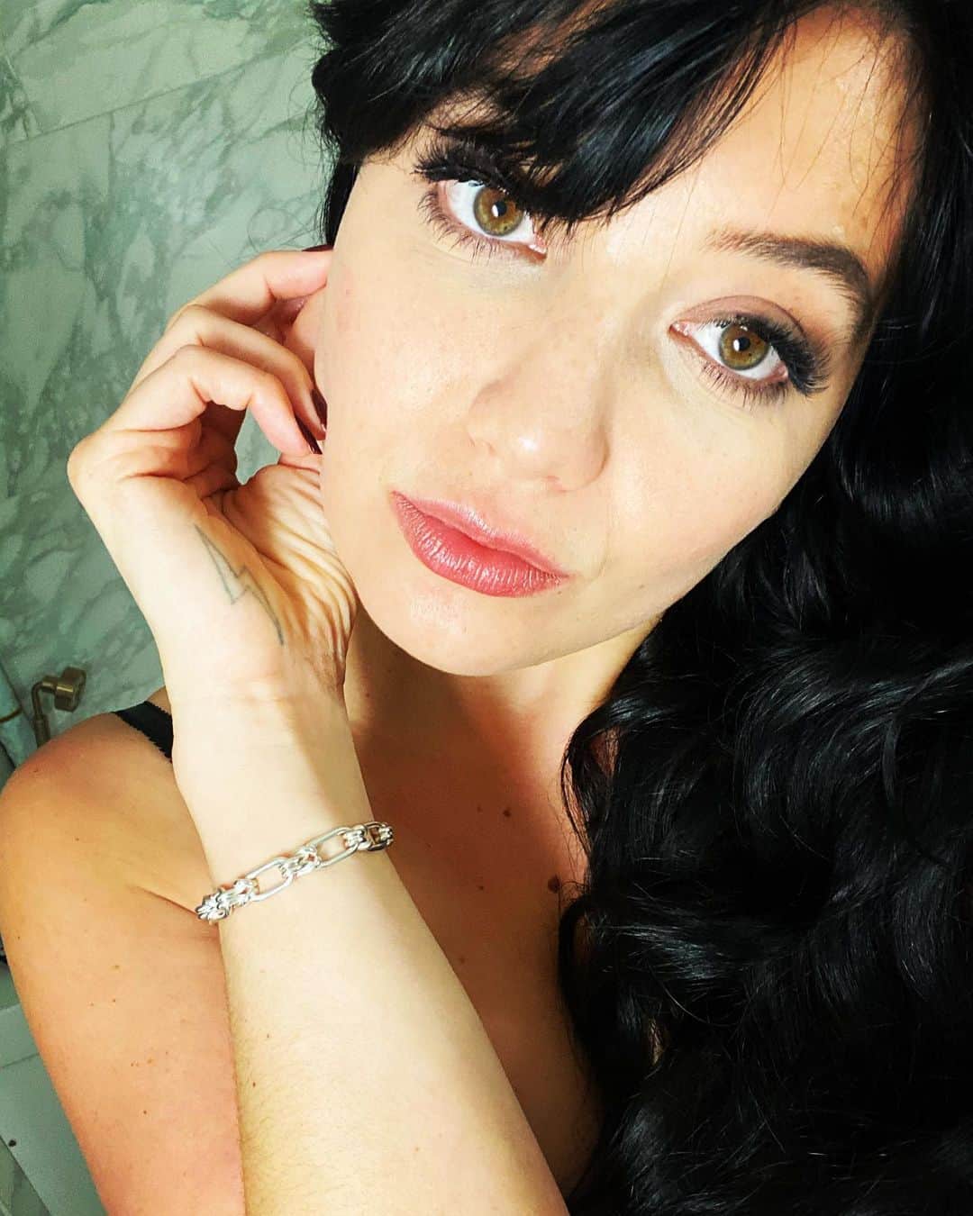 デイジー・ロウのインスタグラム：「My golden hearted & incredibly talented sister @avigail.collins @thenothingnewstudio has made a select of her favourite @seekdfashion sustainable, ethically sourced pieces. I have fallen in love with my @orchesa__ bracelet thank you ♥️♥️♥️ I love you ♥️♥️♥️」