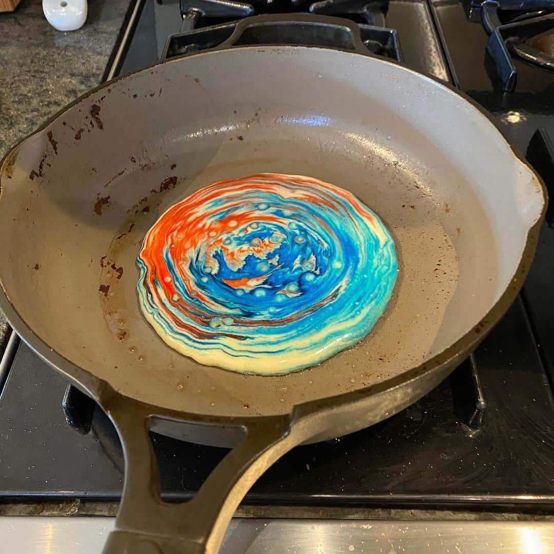アダム・シャピロのインスタグラム：「Grateful Dead pancakes this morning」