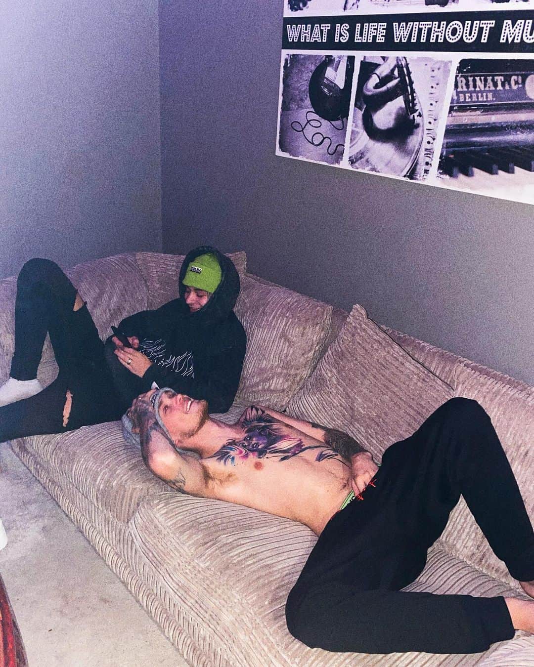 Bars and Melodyのインスタグラム：「Haven’t left the studio since our last post...😳」