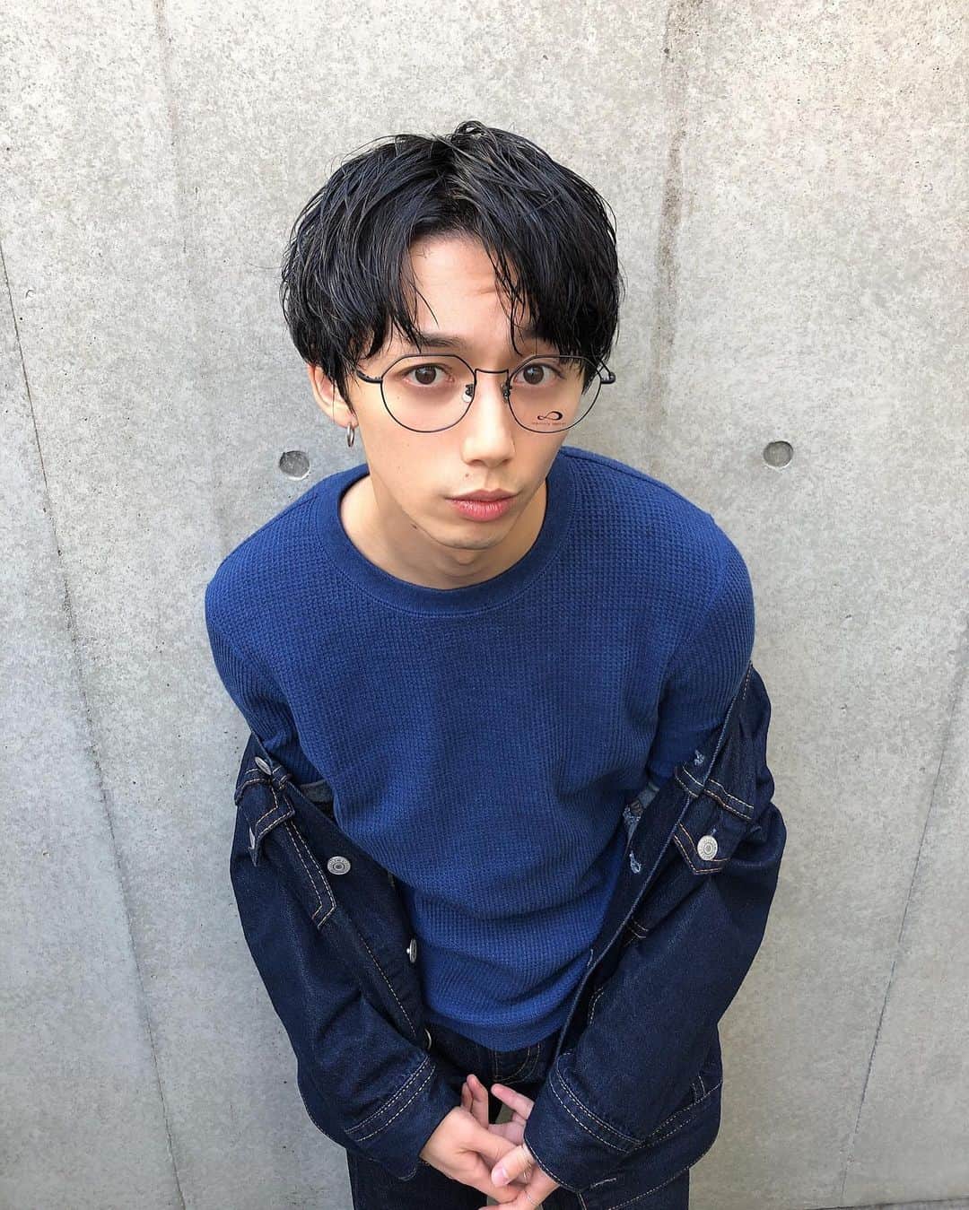 大原海輝のインスタグラム：「メガネをOWNDAYSのMemory Metalに新調！一目惚れしてGET✞ 今まで踏んで破壊した事が多くて悩んでたんだけど、象が踏んでも壊れないらしい、、、懐かしいよね象が踏んでも壊れない。」