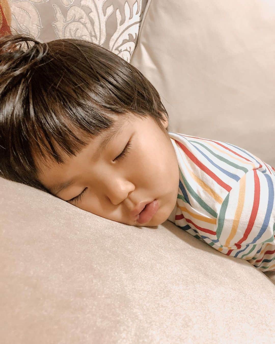 岡本雅世さんのインスタグラム写真 - (岡本雅世Instagram)「🌻💛🐱🐥🌼🌟🍋🧀  "今日のご飯はハンバーグにして"  と言い残してパタンと寝た💤  よし！ハンバーグ焼こう！ こないだ余ったタネを仕込んで冷凍しといたので、一瞬で出来るよ🙌🏼  ピア王子もピア姫も寝てるので、今のうちに、ささっと色々すませよう  #お昼寝 #5歳男の子 #夕食メニュー #子供のいる暮らし #ママライフ  #ひといきつきながら #mumlife #myangel #boymom #2児ママ」11月24日 18時42分 - masayo_okamoto