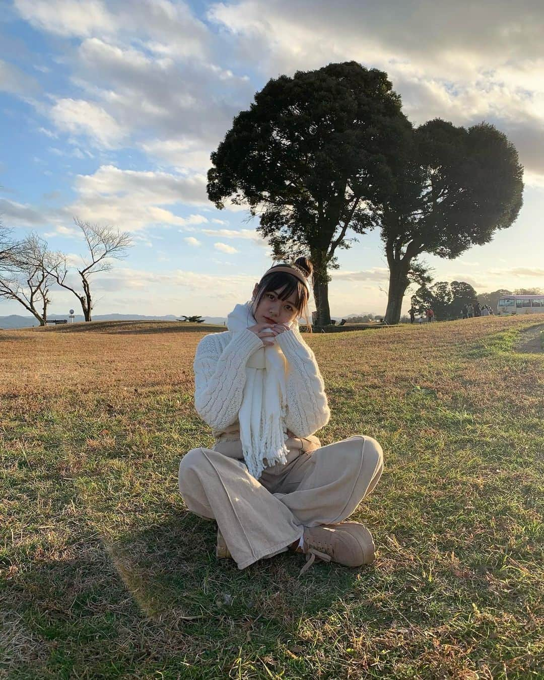 川﨑帆々花さんのインスタグラム写真 - (川﨑帆々花Instagram)「. 今日寒すぎて凍えてた🥶🥶 川﨑は寒がりなのでカイロしか勝たんです🌟 皆さんも体調に気を付けてくださいね〜！ #instagood#japan#japanesegirl#winterfashion#ootd #秋冬コーデ#白ニット#マフラー#ミディアムヘア#お団子ヘア」11月24日 18時42分 - kawasakihonoka_official