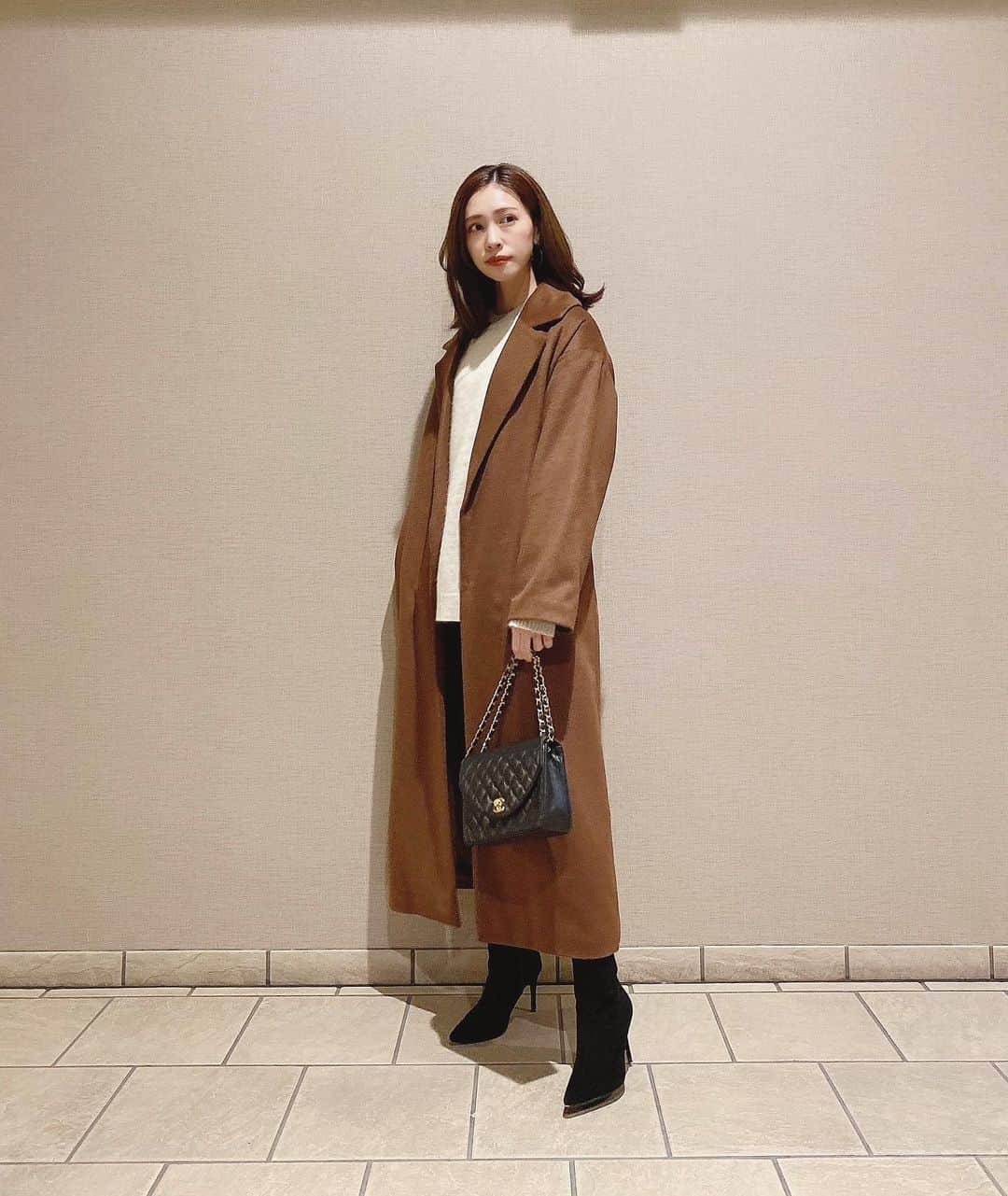 石黒美帆のインスタグラム：「*﻿ 🧸﻿ ﻿ ﻿ coat#AKTE﻿ knit#stunninglure﻿ pants#ZARA﻿ bag#CHANEL﻿ boots#tsurubymarico﻿ ﻿ ﻿ 去年からずっと欲しかったブラウンコート🤎 色味もシルエットもツボなコートが見つかった😆 ﻿ ﻿ ﻿ #fashion#fashionstyle#fashiongram#instafashion#outfit#ootd#dailylook#패션#오오티디#ファッション#コーデ#シンプルコーデ#秋服#秋コーデ#冬服#アクテ#スタニングルアー#ツルバイマリコオイカワ#ブラウンコーデ#ザラジョ#ザラジョコーデ」
