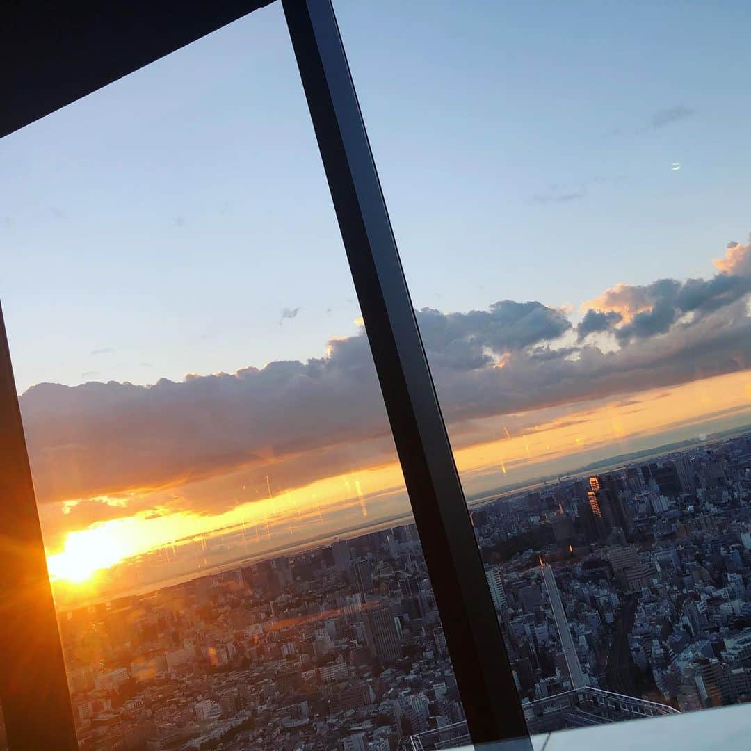 世手子さんのインスタグラム写真 - (世手子Instagram)「J-WAVE SELECTION HYOKETSU MUTO REFRESHING MOMENT📻🎶 Shibuya Sky at 6:30 am🌞 The moment when the world seems wonderful🏙 @jwave813 #jwave #氷結無糖レモン プレゼンツの#ラジオ収録観覧 へ(^-^) am6:30に #渋谷スカイ に行ったよ✨✨ @iamchiharumuto #武藤千春 氏がナビゲーターの番組(^o^) @tokyoska_official #東京スカパラダイスオーケストラ の神ドラマー #茂木欣一 氏と #バリトンサックス #フルート #ボーカル 役者もこなす @a.yanaka #谷中敦 氏が登場\(//∇//)\ #日の出 と共に #朝焼け富士山 を眺めながら #爽快感 あふれる音楽とトークが楽しかったよ（＾Ｏ＾） この日の収録は11/29日午後10時より放送されるから聴いてみてね(*^▽^*) 収録後は @shibuya_sky #渋谷スカイ展望台 に初めて行った(´∀｀) そこにはコロナとは思えない #素晴らしい景色 が広がっていたよ（＾_＾） 久々に @taotao_tomo と @natsumi_drummer にも会えた✨✨ #ラジオトーク では 去年と今年の #音楽業界 での変化も触れてました。うんうん #音楽の力 で #コロナに負けるな だねᕦ(ò_óˇ)ᕤ #がんばれ世界 🌃 #PR」11月24日 18時47分 - rojide