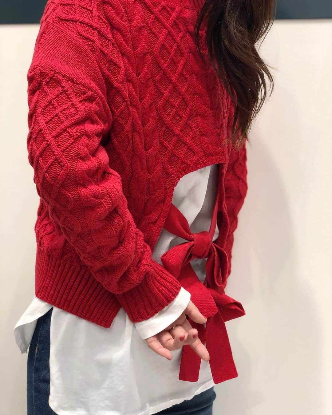新谷美奈のインスタグラム：「SPECIAL NOVELTY PRESENT🎅🏻🎄💫﻿ ﻿ とても好評だった﻿ いつかの#今日のしんたに 🤍﻿ 背中見せのニットにロンTを重ねてイメチェン💫﻿ #とか言いながら朝寒くてつい重ねちゃうだけ🤫㊙️﻿ ﻿ ニットはちくちくしますか❓と﻿ ご質問をいただくのですが﻿ コットンアクリル糸で全くちくちく感がなく﻿ ほぼコットンタッチの肌触りです☺️﻿ なので冬に限らず春まで着れます🌷﻿ ポカポカあたたかな春がきたら🐝﻿ 大胆に肌見せしていく所存です✊🏻﻿ ﻿ Nina mew﻿ knit ¥14,000+tax﻿ 残りわずか🍒 cut&sew ¥9,500+tax﻿ ______________________________________﻿ ﻿ 🎅🏻Nina mewの商品を税込4万円以上お買い上げの方に﻿ ロゴトートバッグをプレゼント！﻿ (なくなり次第終了となります)﻿ ﻿ @ninamew_official#Ninamew#ニーナミュウ#ゆめタウン#ゆめタウン佐賀#セレクトショップ#selectshop」