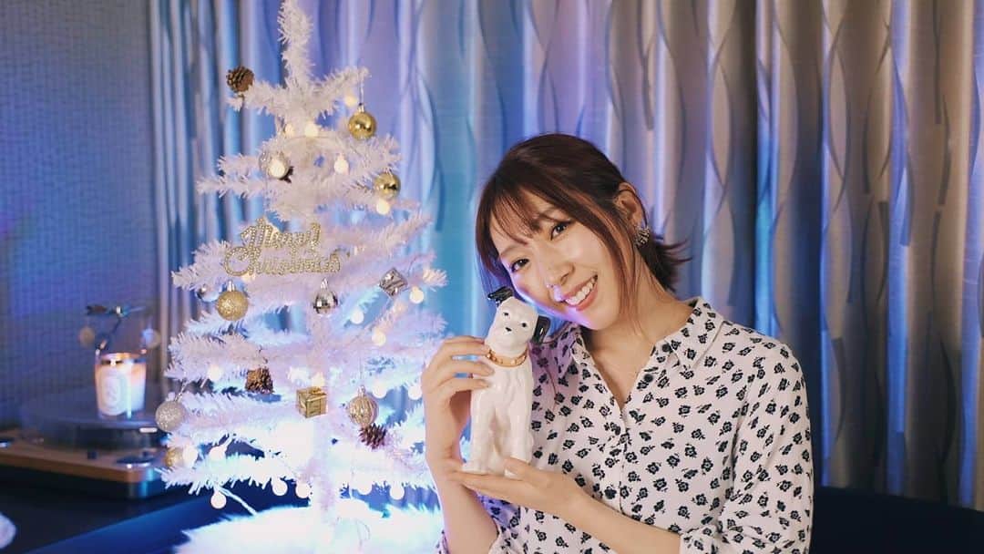 貴愛kwiae Officialのインスタグラム：「Streaming Live on youtube ありがとうございました🥰🙌🙌🙌 最近ニッパー君を頂いたので登場✨🦮 いつもオリジナル曲ばかりだったので今回は冬の曲カバー特集でした🐥🙌 沢山コメントありがとう🧚‍♀️みんな優しいな。 BGMをクリスマスメドレーにしてしまい動画ブロックされて非公開になってしまってアーカイブ残せず😅 残念ですが、生配信ならでは🙌🐥 今月の謎のコーナーはツリー装飾！🎄笑  また来月今年ラストの配信しますね🥺 またお知らせします。 2枚目は配信前に入念に4,5時間かけて準備してる様子笑😇 * * * #thankyou #live #youtube  #streaminglive  #like #live #photo #music #配信ライブ #貴愛 #ビクター犬 #ニッパー君 #🐶」