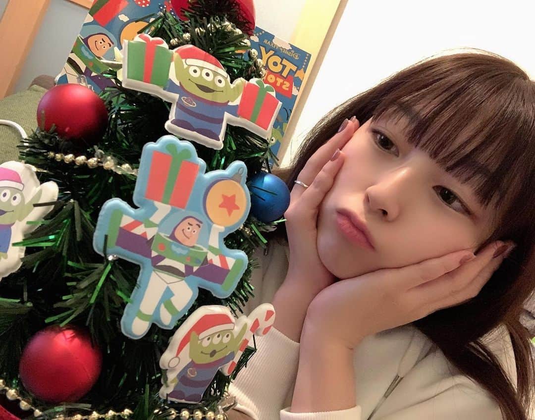 のインスタグラム：「. . クリスマスツリー🌲買った❤︎ 今年からは自分がサンタ🎅さん👏 . 親バカでバカ親なので 👶にサンタのコスプレさせて 自分もトナカイをしようとしてます😂(便乗芸人w) 旦那さんは将来の威厳の為にも コスプレはしないらしいです😂 . . #一日一投稿  できてる😳　#よっかめ☺︎  #クリスマスツリー  #今年からサンタさんデビュー」