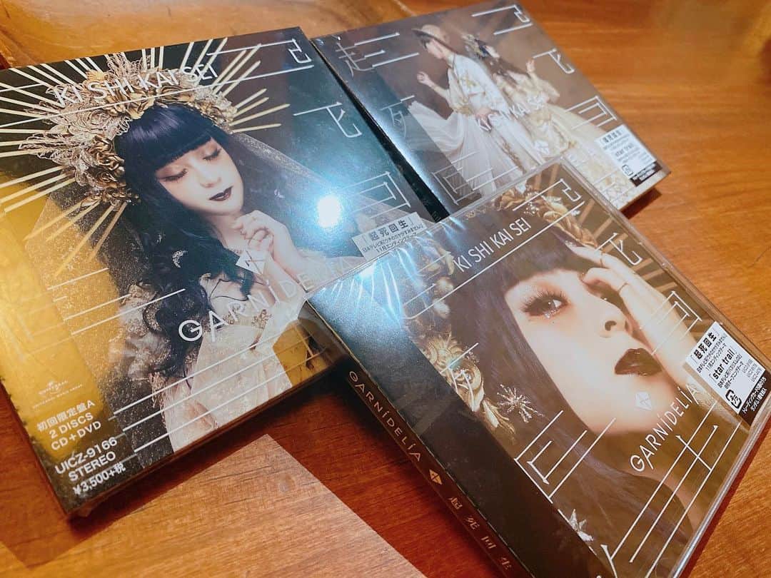 tokuのインスタグラム：「2年ぶりのアルバムでっす。 「GARNiDELiA 起死回生」 2020.11.25 Release  01 起死回生 02 IDENtity 03 Light your heart up 04 Beyond the sky 05 怪物の夢 06 Secret Party 07 宵闇胡蝶 08 Never ever 09 star trail 10 タカラモノ 11 LoveLifeLogic  クロスフェード https://youtu.be/LVQxFGxb3_E  配信(11.25 0時スタート) https://umj.lnk.to/GARNiDELiA_KISHIKAISEI  【先行配信楽曲】 ▼「star trail」 https://umj.lnk.to/GARN1DEL1A ▼「Secret Party」 https://umj.lnk.to/GARNiDELiA_Secret_Party  HP https://www.garnidelia.com/ メイリア Twitter https://twitter.com/MARIA_GRND toku Twitter https://twitter.com/toku_grnd Staff Twitter https://twitter.com/garnidelia Official Channel https://www.youtube.com/channel/UCAYfguaShVaNDU561_jJoOQ  #garnidelia #起死回生」