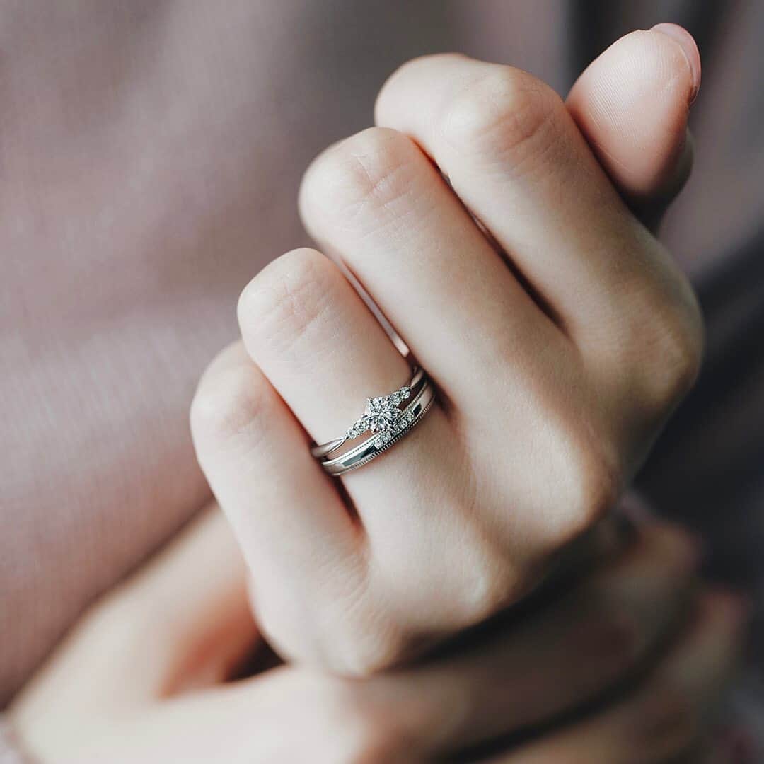 BRILLIANCE+（ブリリアンス+）さんのインスタグラム写真 - (BRILLIANCE+（ブリリアンス+）Instagram)「婚約指輪と結婚指輪を重ね付け。  輝きが寄り添い、  華やかで洗練された印象に。  今日も手元を見るたび 嬉しい気持ちになります。  . #暮らしとジュエリー #ブリリアンスプラス #婚約指輪 #エンゲージリング #結婚指輪 #マリッジリング #リングコーデ #重ねづけ #婚約指輪探し #engagementring #marriagering #jewelry #プレ花嫁 #結婚準備 #手元くらぶ #bridalring #ブライダルリング」11月24日 18時57分 - brilliance_plus