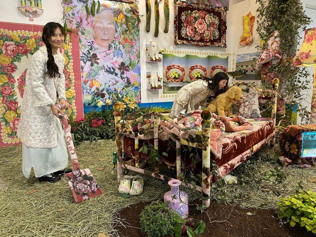 小藪奈央さんのインスタグラム写真 - (小藪奈央Instagram)「@makotoegashira_artwork exhibition at Shinkiba 🌷🌹🌷🌹 撮影で何度もお世話になっている江頭さんのエキシビションに先日行ってきました。新木場のギャラリーで開催中です。 勝手にスコップ触ってすみません🙇‍♀️ With @chihohirano @kenjihiranofilm」11月24日 18時57分 - nao_now