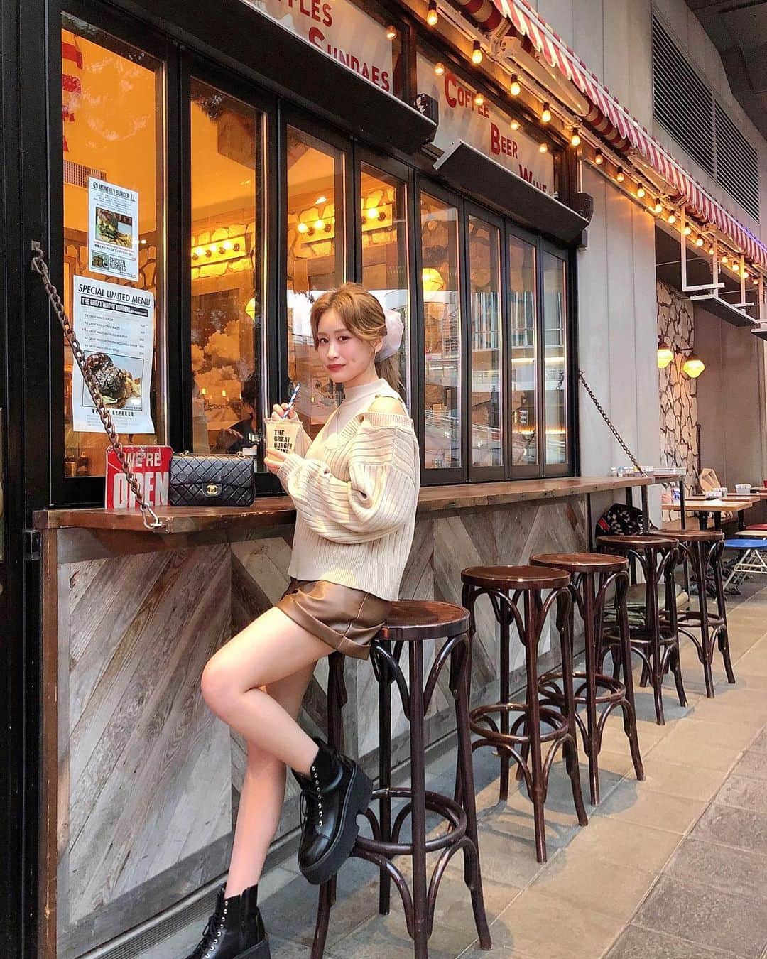 都築青空さんのインスタグラム写真 - (都築青空Instagram)「𝕨𝕚𝕟𝕥𝕖𝕣 𝕗𝕒𝕤𝕙𝕚𝕠𝕟 🐇♡ knit @grl_official  pants @grl_official  肩空きニット×エコレザーパンツ 流行をグレイルで揃えてみた🤍 . .  #grl #グレイル  #ootd#outfit#mylook#fashion#プチプラコーデ #今日のコーデ#きょコ #154cmコーデ#おチビコーデ #チビコーデ #シンプルコーデ#カジュアルコーデ#お洒落さんと繋がりたい #着回しコーデ #CHANEL #エコレザーショートパンツ #肩空きニット #エコーレザー #あおぞら私服」11月24日 18時58分 - aozora723