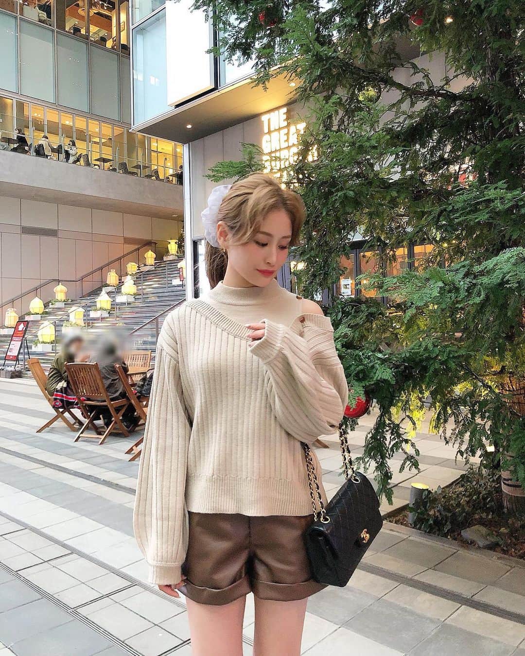 都築青空さんのインスタグラム写真 - (都築青空Instagram)「𝕨𝕚𝕟𝕥𝕖𝕣 𝕗𝕒𝕤𝕙𝕚𝕠𝕟 🐇♡ knit @grl_official  pants @grl_official  肩空きニット×エコレザーパンツ 流行をグレイルで揃えてみた🤍 . .  #grl #グレイル  #ootd#outfit#mylook#fashion#プチプラコーデ #今日のコーデ#きょコ #154cmコーデ#おチビコーデ #チビコーデ #シンプルコーデ#カジュアルコーデ#お洒落さんと繋がりたい #着回しコーデ #CHANEL #エコレザーショートパンツ #肩空きニット #エコーレザー #あおぞら私服」11月24日 18時58分 - aozora723