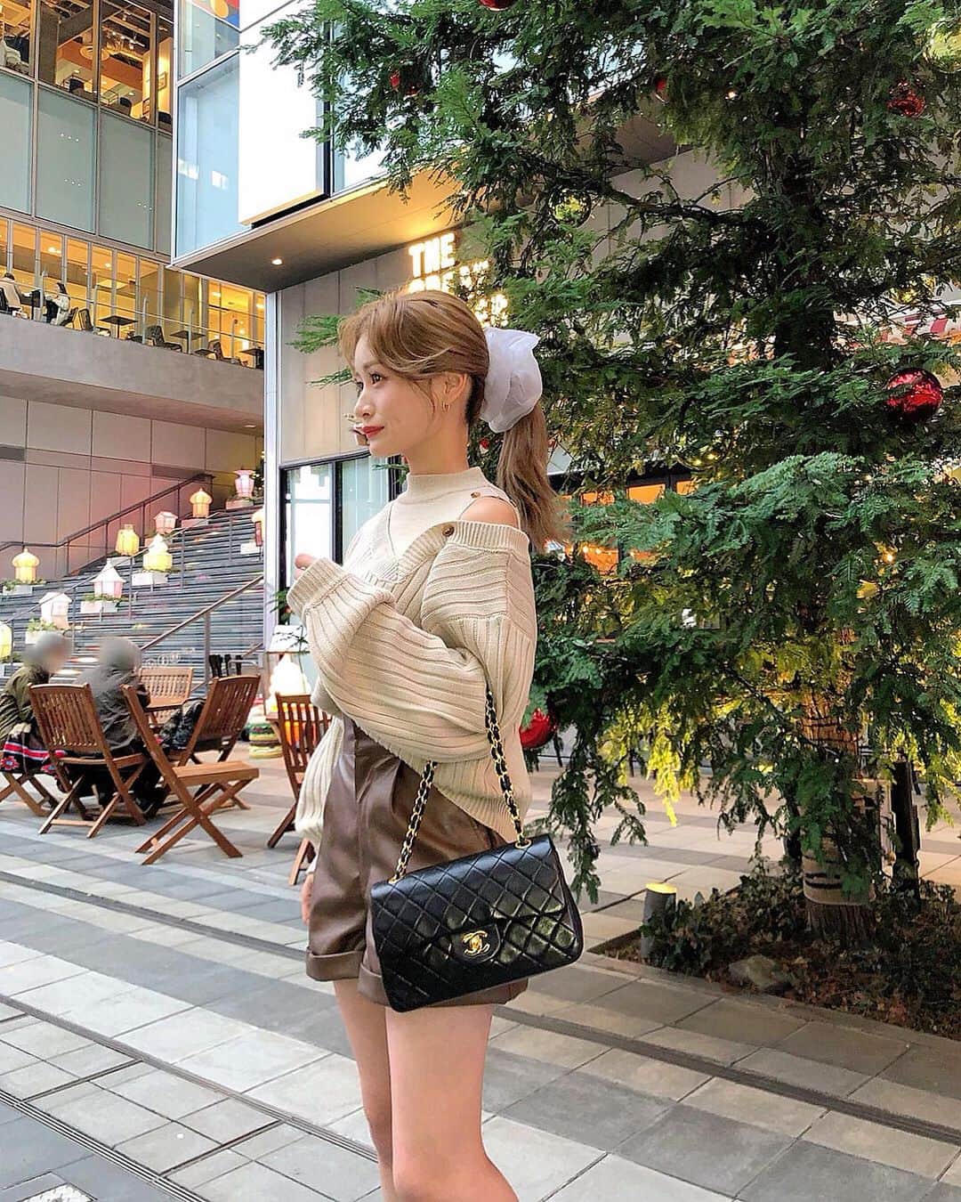 都築青空さんのインスタグラム写真 - (都築青空Instagram)「𝕨𝕚𝕟𝕥𝕖𝕣 𝕗𝕒𝕤𝕙𝕚𝕠𝕟 🐇♡ knit @grl_official  pants @grl_official  肩空きニット×エコレザーパンツ 流行をグレイルで揃えてみた🤍 . .  #grl #グレイル  #ootd#outfit#mylook#fashion#プチプラコーデ #今日のコーデ#きょコ #154cmコーデ#おチビコーデ #チビコーデ #シンプルコーデ#カジュアルコーデ#お洒落さんと繋がりたい #着回しコーデ #CHANEL #エコレザーショートパンツ #肩空きニット #エコーレザー #あおぞら私服」11月24日 18時58分 - aozora723