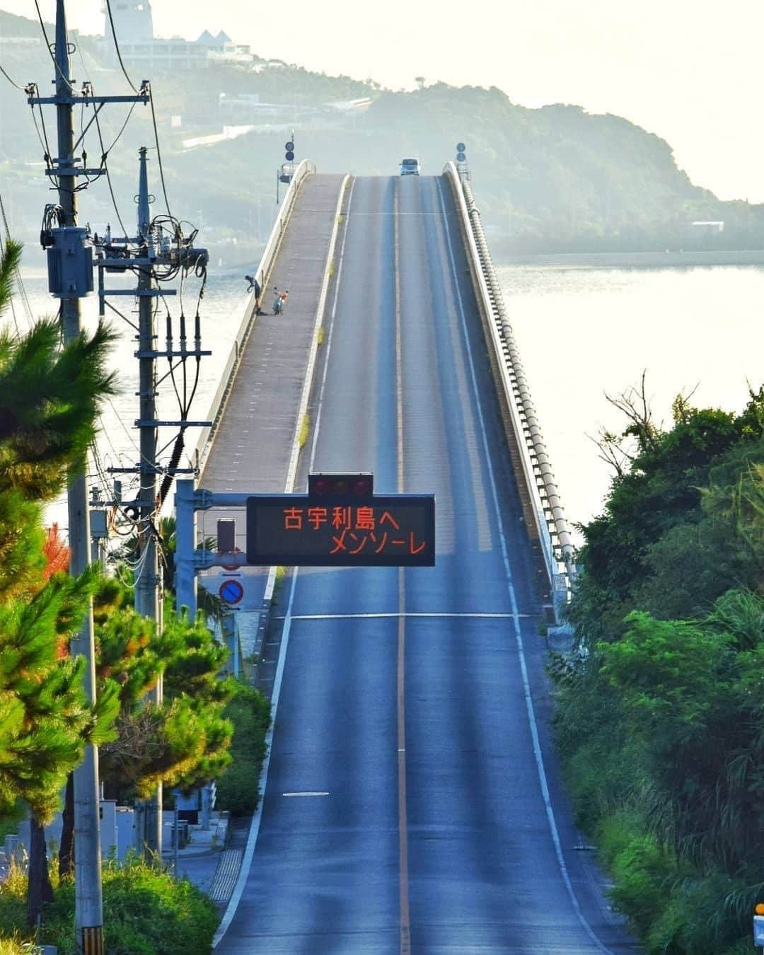 Be.okinawaさんのインスタグラム写真 - (Be.okinawaInstagram)「It's like a ski jumping hill! The road to Kouri Island (nicknamed as "Love Island “) is thrilling even before you cross the bridge.  📍: Kouri Ohashi Bridge 📷: @320_ken_gri Thank you very much for the wonderful photo!  Kouri Island is about an hour and a half drive from Naha Airport and is connected to Okinawa main island by bridge. The Okinawan version of the story of "Adam and Eve" still remains on this beautiful island.  Hold on a little bit longer until the day we can welcome you! Experience the charm of Okinawa at home for now! #okinawaathome #staysafe  Tag your own photos from your past memories in Okinawa with #visitokinawa / #beokinawa to give us permission to repost!  #kouriisland #kouribridge #古宇利島 #古宇利大橋 #고우리섬 #코우리대교 #bridgephotography #amazingroad #japan #travelgram #instatravel #okinawa #doyoutravel #japan_of_insta #passportready #japantrip #traveldestination #okinawajapan #okinawatrip #沖縄 #沖繩 #오키나와 #旅行 #여행 #打卡 #여행스타그램」11月24日 19時00分 - visitokinawajapan