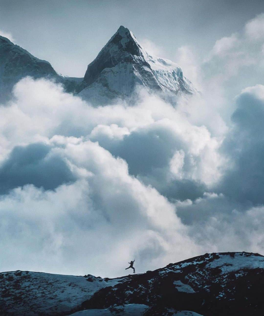 Canon Photographyさんのインスタグラム写真 - (Canon PhotographyInstagram)「Beautiful composition in the Himalayas Photography // @black.sail_  Curated by @henry.nathan  #himalayas #mountain #clouds #climb #composition」11月24日 19時01分 - cpcollectives