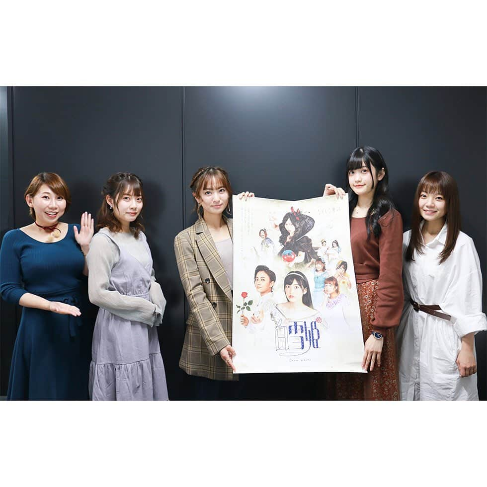 ローチケ（ローソンチケット）のインスタグラム：「#小泉萌香 #星波 #村田寛奈 #中江早紀 #あまりかなり #インタビュー #ローチケ演劇宣言 ✨  ガールズたちの可愛らしく愛らしいビジュアルに、奇才脚本家 #なるせゆうせい さんの少しシュールでクスッとなるスパイスが効いた世界観でお送りする「#なでしこ童話」。  その第一弾となる「#白雪姫」にキャスティングされた、小泉萌香さん、星波さん、村田寛奈さん、中江早紀さん、あまりかなりさんに、魅力などをたっぷりと語っていただきました🎶続きはローチケ演劇宣言！にて📝  「なでしこ童話」は11月29日(日)にオンライン配信での発売記念イベントの開催決定🌟 ローチケでは視聴チケットを販売中です🎫 詳しくは 「なでしこ童話　ローチケ」でネット検索📲」