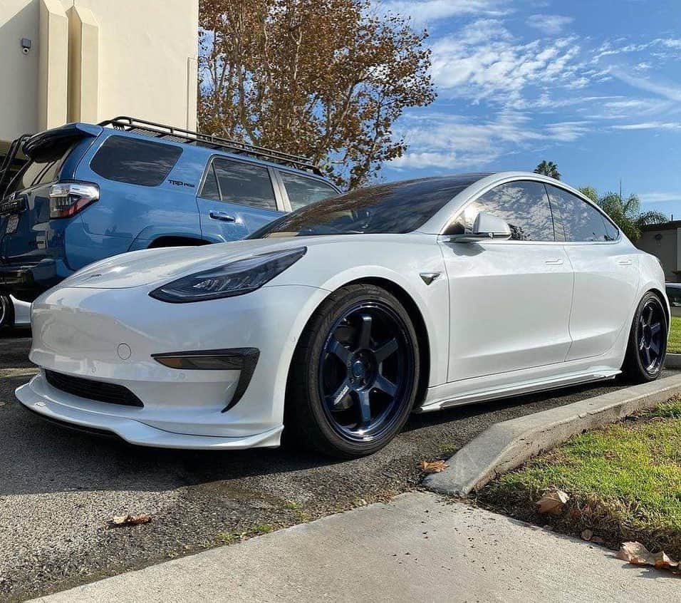 のインスタグラム：「TESLA Model 3 Tuned dy @evasivemotorsports  Bodykit：Artisan spirits/// Sportsline blacklabel  www.artisanspirits.co.jp www.office-kk.jp/ #OFKJP #officek #artisanspirits #artisan #アーティシャンスピリッツ #アーティシャン #blacklabel  #tesla #teslamotors #teslamodel3 #model3 #ev #electriccar #teslaclub #teslamotorsclub #evasivemotorsports #ravspecjdm #butlertire #jworksunlimited #premierautowerkz #suvproject #kanooperformance #car_life_staff #トラウム #車庫小舗 #nigeljdmparts #advancedautoperformance  #ottoautoservice #mr__lexus #jackspna」
