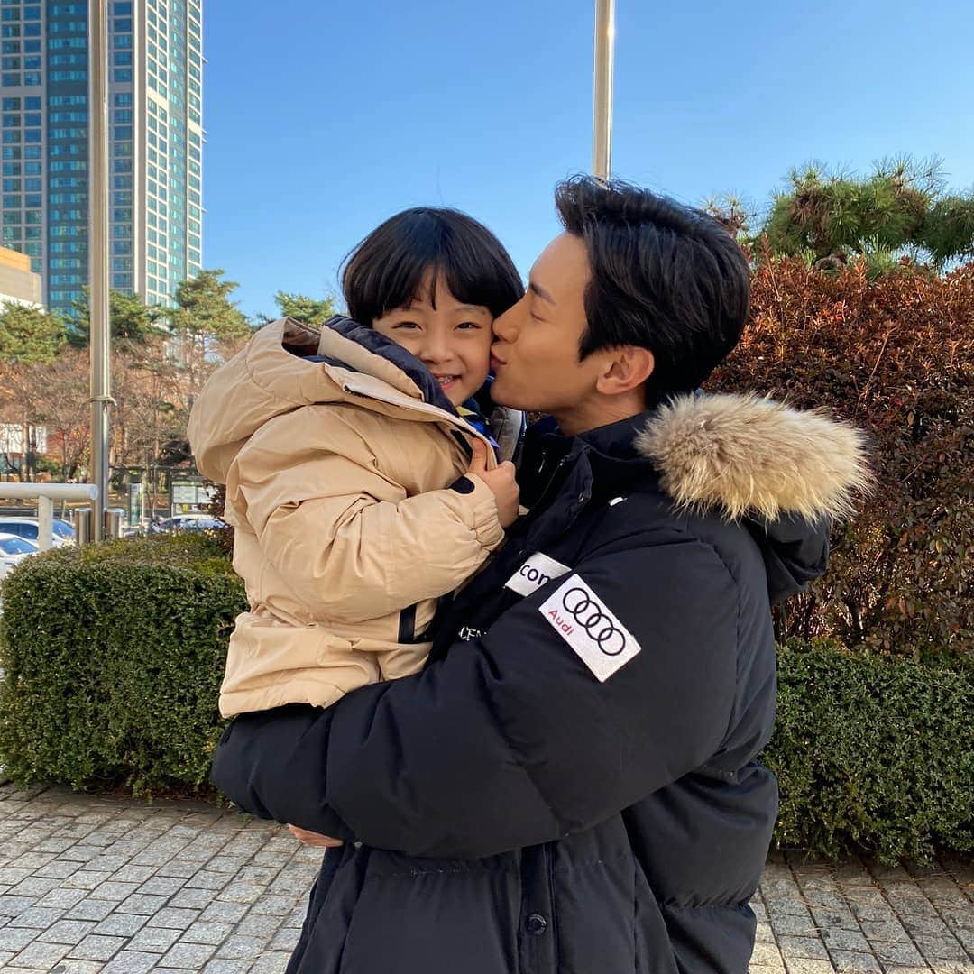 Lee Si-gangのインスタグラム：「너무나 사랑스런 우진이와  뽀뽀뽀 😘 세상에서제일싫은방은?  #결방 결방  마지막이라고 해주세요 제발🙏  ウジンは本当に可愛い❤️ (^з^)-☆したくなる😘」
