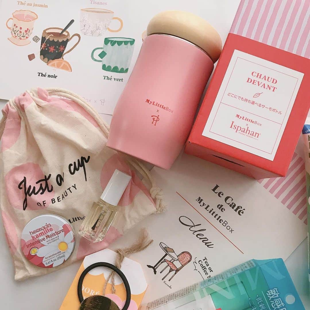 ゆうかさんのインスタグラム写真 - (ゆうかInstagram)「パリジェンヌからの定期便💕今月号 @my_little_box_japan 🎁 . ピエール・エルメ氏のスイーツからインスパイアされたサーモボトルがとっても可愛かった😍💕💕 . 私にはピンクが届いた🥺❤️ これからたくさん使おうと☺️ . 今の時期にぴったりの @herbacin_japan のハンドクリームや、 @addictionbeauty_official のトップコート💘 . ゴールドプレートのヘアゴム🍋 . @minon_official_jp の美白ミルクマスクに、敏感肌・混合肌の方のためのトライアルセット🥺✨ . とっても豪華なセットでした❤️ いつでも解約できるので是非チェックしてみてね♪✨ . #mylittlebox #コスメの定期便 #ピエールエルメ #ピエールエルメパリ #サーモボトル #ハンドクリーム #addiction #minon #ハーバシン #美白ケア #アディクション #アディクションネイル #パリ　#パリジェンヌ #ボトル #ヘアアクセサリー #かわいいものが好き #おしゃれさんと繋がりたい #オシャレさんと繋がりたい」11月24日 19時13分 - yuuka_japan