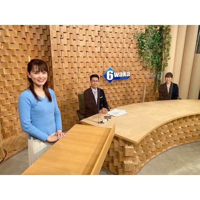 三島ゆかりさんのインスタグラム写真 - (三島ゆかりInstagram)「スタジオではしっかりとソーシャルディスタンスを保ち、アクリル板も設置してコロナウィルスの感染防止対策を行なっています✨✨ そのせいで写真の高田さんがめっちゃ小さくて申し訳ない🙇‍♀️💦 和歌山新巡礼記コーナー第2回目は、湯浅町の歴史をご紹介しました😆✌️ スタジオ生放送は緊張しますが、高松さんや高田さんのアナウンサーの姿勢を見て、勉強させて頂ける貴重な機会だからとてもありがたいです❤️🥺 私も頑張ろうって背筋がピンとなります💪 テレビ和歌山『6wakaイブニング』見てくださった皆様ありがとうございました〜💖📺 #テレビ和歌山 #6wakaイブニング #生放送 #和歌山 #和歌山新巡礼記 #リポーター #三島ゆかり #ゆかりんご #フリーアナウンサー #タレント #youtuber #真面目モード #ロケ #スタジオ #ドキドキ #緊張 #勉強 #頑張ります #instagood #instalike #follow」11月24日 19時13分 - apple340