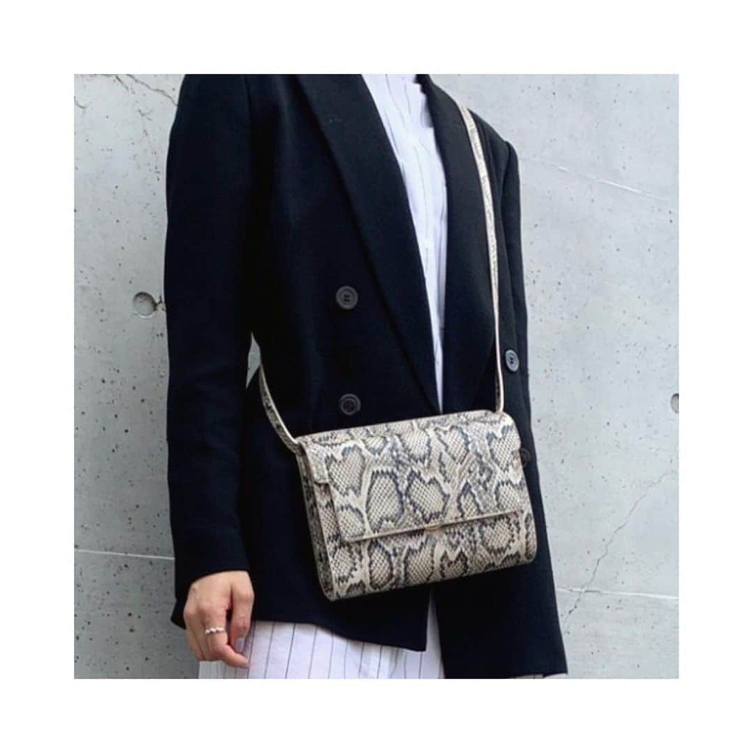 コレカウのインスタグラム：「ㅤㅤㅤㅤㅤㅤㅤㅤㅤㅤㅤㅤㅤ Recommend 🍂 パイソン柄もご用意してます🐍  ㅤㅤㅤㅤㅤㅤㅤㅤㅤㅤㅤㅤㅤ Nomber23 お財布ショルダーバッグ ¥6,380(in tax) ㅤㅤㅤㅤㅤㅤㅤㅤㅤㅤㅤㅤㅤ ㅤㅤㅤㅤㅤㅤㅤㅤㅤㅤㅤㅤㅤ ㅤㅤㅤㅤㅤㅤㅤㅤㅤㅤㅤㅤㅤ ㅤㅤㅤㅤㅤㅤㅤㅤㅤㅤㅤㅤㅤ ㅤㅤㅤㅤㅤㅤㅤㅤㅤㅤㅤㅤㅤ ㅤㅤㅤㅤㅤㅤㅤㅤㅤㅤㅤㅤㅤ #ミニショルダーバッグ #お財布バック #パイソン柄バッグ  #お財布ショルダー #パイソン柄 #プチプラバッグ #プチプラ大人女子コーデ #Nombre23 #お出かけスタイル #カジュアルファッション #instafashion #summerfashion #ladysfashion #韓国ファッション #秋コーデ #秋服 #シンプルコーデ #大人カジュアル #大人女子 #カジュアルコーデ #サマーコーデ #fashion #chao_app #zozotown #perky_room」