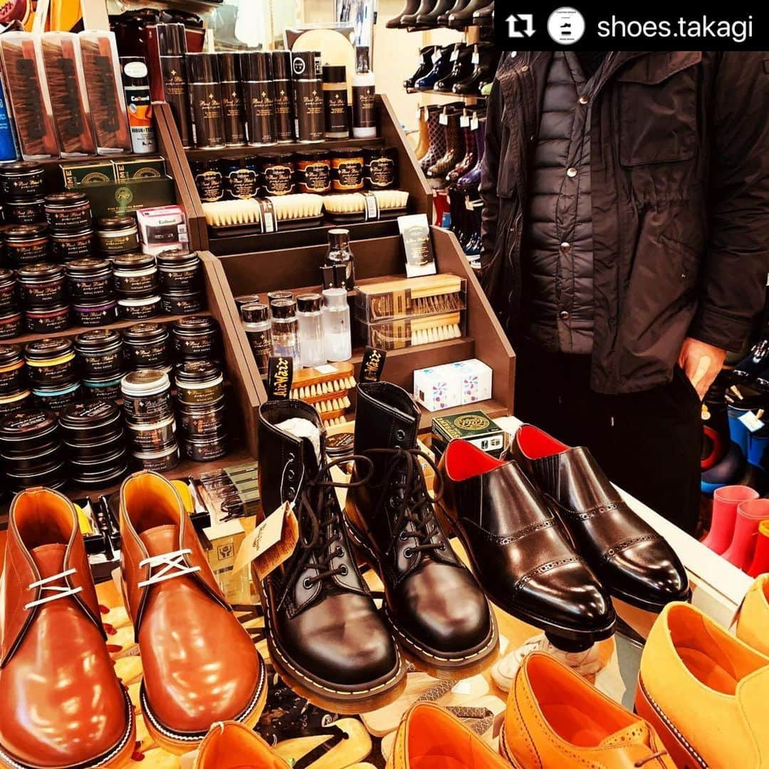 THE COLUMBUS CO.,LTD.さんのインスタグラム写真 - (THE COLUMBUS CO.,LTD.Instagram)「#Repost @shoes.takagi with @make_repost ・・・ . @columbus_pr #bootblack #ブートブラック シューズセンターたかぎ様の投稿をリポストさせて頂きました🙇‍♂️ コロンブスの商品を多く取り扱って下さっていて、陳列も素敵にして頂き感謝でございます。 今後とも宜しくお願いします！  FF様も岩手に行った際は是非！✨  . 最近コロナウイルスのニュースが多いですが、こんな時だからこそ自分の足元から見つめ直してはいかがでしょうか？ . 変化はチャンスです。 気付ける事から行動してみるのも良いかも知れませんね👢 . .  昨日『靴磨きで独立したい！』 という方が盛岡からご来店されました . 盛岡のとあるBARで無料靴磨きの活動もしているようなので是非応援したいなと思いました！ . 東北・岩手でもどんどん盛り上がっていけばと思います👞 . . . .  コロナに負けるな🤜👿🤛 . #靴磨き　#シューケア　#シューズセンターたかぎ　#岩手靴磨き　#盛岡靴磨き　#BARで靴磨き　#東北靴磨き　#サフィール　#サフィールノワール　#ブートブラック　#コロンブス　#コロニル　#オーダーシューズ　#宮城興業　#オーダー　#誂え靴　#謹製誂靴　#コロナに負けるな　岩手　#盛岡　#久慈　#八戸　#東北　#八戸市　#久慈市　#盛岡市　#種市　#二戸」11月24日 19時15分 - columbus_official_