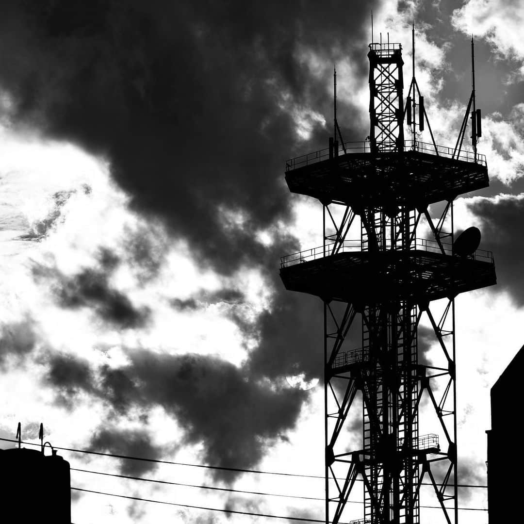 naotakeのインスタグラム：「塔 - A tower / D810 & Snapseed, 20201125 . . アップルミュージックのステーションがなかなか面白い。 . . #spicollective #royalsnappingartists #infamous_family #rsa_main #infinity_photo_cult #2_fineart #jp_gallery_member #jp_gallery_bnw #trb_bnw #wp_bnw  #bnw_life #bnwlife_member #bnw_life_shots #bnw_captures #world_bnw #top_bnw #team_jp_ #team_jp_モノクロ #ig_energy_bw #ig_nihon #streetphotographybnw #igersjp #blackandwhite #bnw #bnwphoto #monochrome #bw #bnwphotography #nikon #d810」
