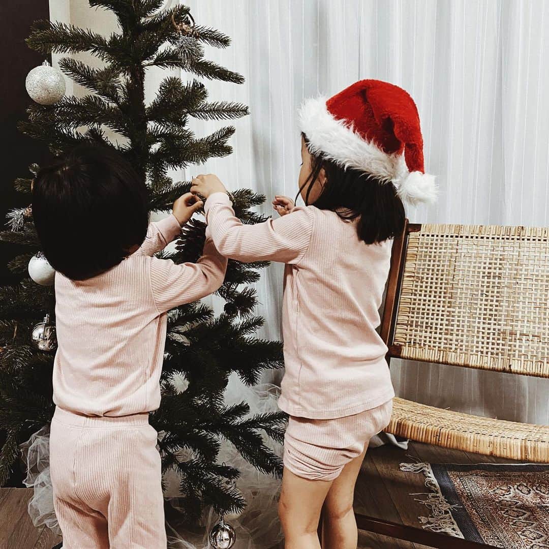 美生のインスタグラム：「気づけはクリスマスまで1ヶ月🌲﻿ ﻿ ﻿ ﻿ 娘たちとも毎晩サンタさんトーク🎅﻿ ﻿ サンタさんの話をすると﻿ 急に聞き分けが良くなる♡笑﻿ サンタさんはママの最高の味方🥳﻿ ﻿ ﻿ ﻿ #クリスマス準備 #クリスマスツリー」