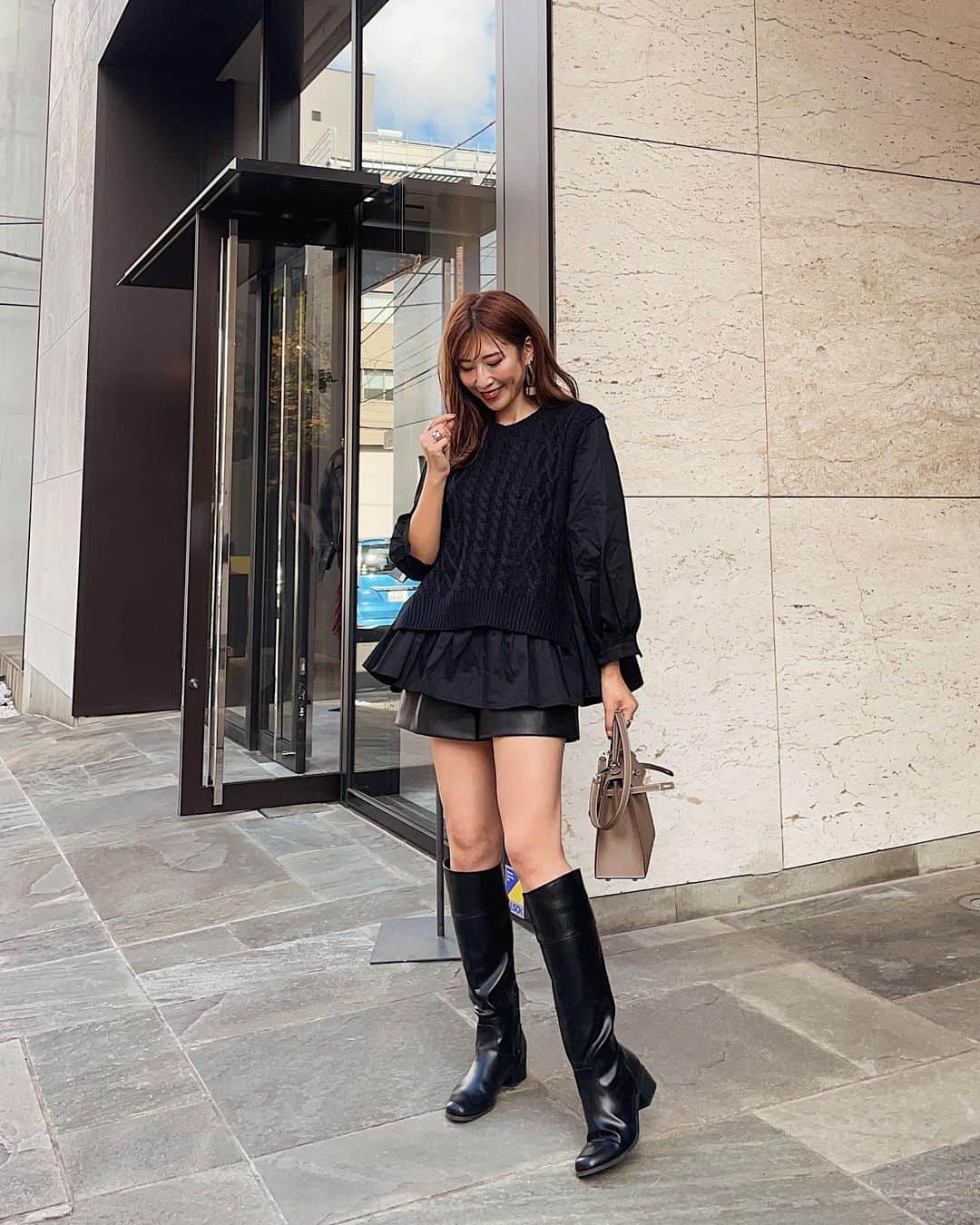 のインスタグラム：「#ワントーンコーデ   #オールブラックコーデ  最近多いね😳🖤  シャツがドッキングしたニット、すごく可愛い🖤  サイトのモデルさんがショーパン合わせしてたから真似っこ🖤  ロングブーツだから挑戦できるコーデ。 上にボリュームあると脚の太さ誤魔化せるよね☺️✨  連休ずーっと出掛けてたから 今日はおうちでゆっくり。  tops @unemansion  bottoms @zara  shoes  @gu_for_all_   #きれいめカジュアル#きれいめコーデ#冬コーデ#秋コーデ#カジュアルコーデ#大人コーデ #ママコーデ#ザラジョ#zara#冬コーデ#秋コーデ#デートコーデ #大人カジュアル #30代ファッション #30代コーデ #unemansion」