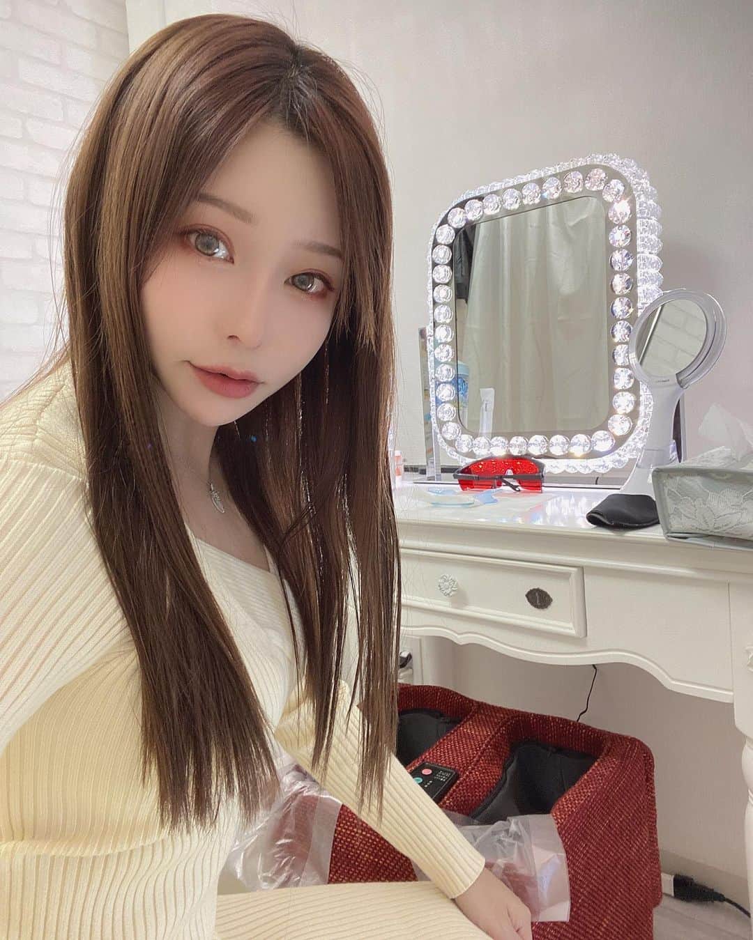 利咲のインスタグラム：「@viday_official を使ってホワイトニングへ🦷  ラブホワイトニング新宿店 @love_whitening_shinjyuku  ここは本気で安いです！ 月額¥6980で8回照射可能☺️ 半年後は更にメンテナンスとして月額¥500で1照射¥1000になります。  そしてここのサロンの特徴がマッサージしながらホワイトニング出来るところ！ フットマッサージとネックマッサージ、ダブルで付けながら歯も白く出来る…✨ 身体の疲れも取れて癒されます。  そして面白いメニューもいろいろ（恋愛相談0円、チヤホヤする0円などw 本当に恋愛相談のみのご予約も入るそうですw) 楽しくて癒されてしかも安い！　 普通のホワイトニングサロンを越えまくってますね👍 最後の写真はその場で口をゆすげるもの。初めて見ました。  Vidayを使うと見つけられないようなサロンにたくさん出会えるので本当使う度に凄いと思ってます🌟 綺麗になりたい人やおすすめ美容サロンを知りたい人は @viday_official をフォローしてね！  #viday #lovewhitening新宿店 #ラブホワイトニング #LOVEwhitening #ラブホワイトニング新宿店 #ホワイトニング #歯のホワイトニング #美容サブスク #サブスクリプション」