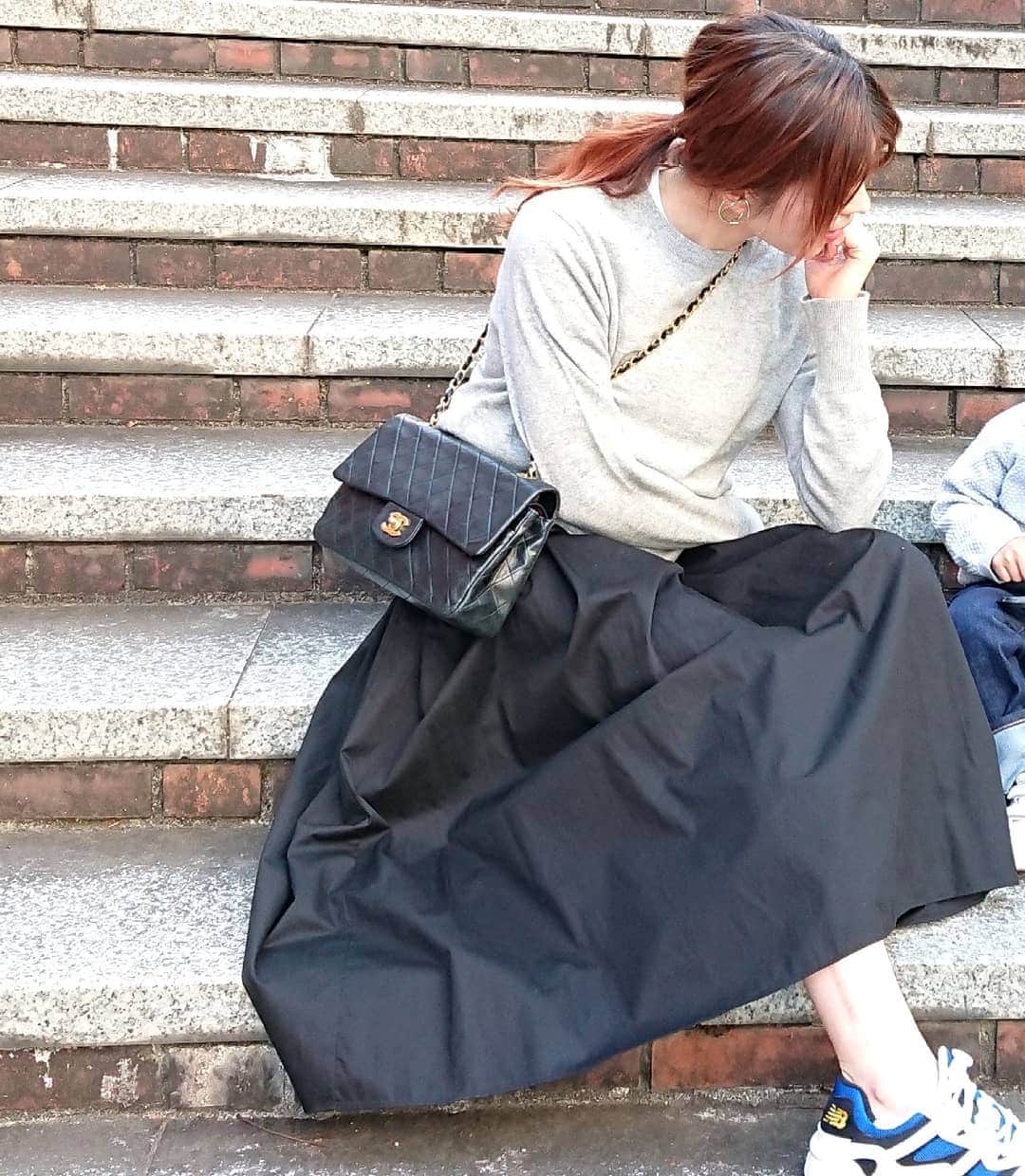 nori0620のインスタグラム：「zaraのハリスカート………🖤  #カシミアクルーネックセーター @uniqlo_jp  #スカート @zara #バッグ @chanelofficial  #スニーカー @newbalance   #instafashion #fashiongram #fashion#fashionsnap #code #outfit#coordinate#uniqlo#un2020Fw#ユニクロニット族 #ユニクロニット族 #カシミアクルーネックセーター #ニットコーデ#ママファッション#ママコーデ#プチプラコーデ #chanel#newbalance」