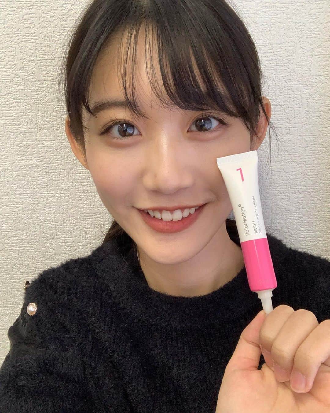 仲間由依のインスタグラム：「【#WELLA】 同じみの「4ウィークプログラム」  ヘアカラーしたの気づいてた？ 冬の間は落ち着いたカラーにするんだ〜🎵  ヘアカラーから1週間後は 色の定着が不安定な時期なので、 念入りにトリートメントを…  ザクロエキス配合！  日々のホームケアが大切！！！  #カラーモーション #4ウィークプログラム #さあサロンに行こう #イルミナカラー #イルミナ #ウエラプロフェッショナル #NYNY #さあNYNYに行こう #ヘアサロン #サロンモデル #ヘアケア #美容室 #ヘアアレンジ」