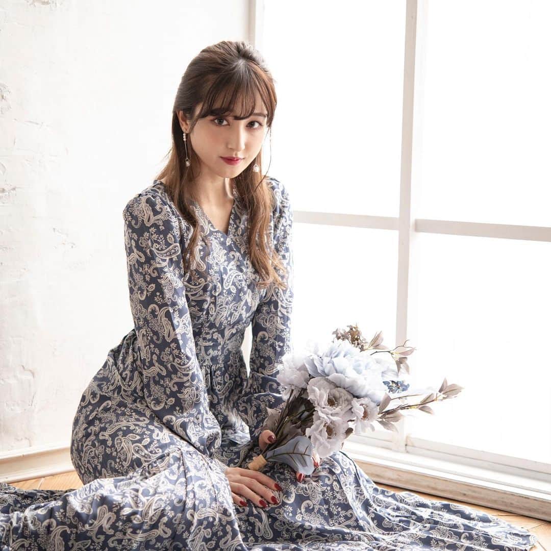 のインスタグラム：「ブルーコーデ🧞‍♂️🧢🦋  ペイズリーワンピースのブルー🦕  こんな商品あったらいいな♡？ とか、聞きたいな〜＼^^／ どんどん参考にしていきたい！！ それに、前回ポニーフック欲しいって声をたくさん頂いたから作ってるところだよ〜！  12月中に販売予定です♡ また載せるね〜！！  ペイズリー柄のブルーなんて 珍しいでしょ🦕🦕🦕 本当にお気に入りのワンピース   #ワンピース #ペイズリー柄 #ペイズリーワンピース #ブルーワンピース #青 #ブルーコーデ #BLUE #新希咲乃 #Lacus #fashiongram #勝負服」
