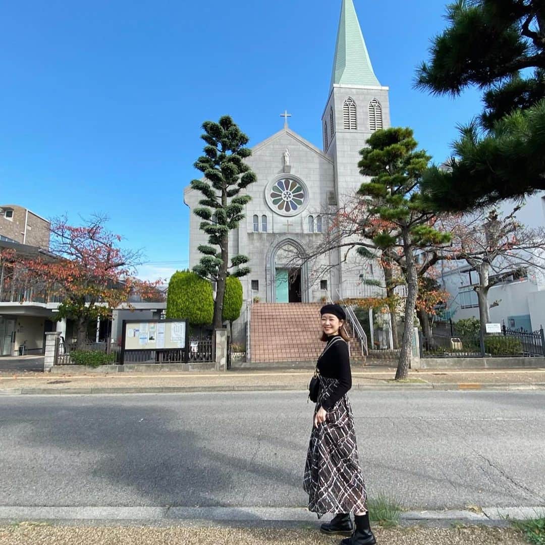 ikeda chizuruさんのインスタグラム写真 - (ikeda chizuruInstagram)「芦屋川さんぽしたよ◎﻿ ﻿ 川沿いの教会は遊びに来る友達に﻿ 道案内する時に必ず使う〜⛪️﻿ ﻿ おばあちゃんと散歩したら﻿ ほんまに誰にでも話しかけるから﻿ ﻿ 全然進めへんのやけどw﻿ いろんな人に出会えて楽しい🤣﻿ ﻿ この日のスカートは新作の。﻿ 買ったばっかりのやつ〜〜﻿ ﻿ オシャレなおばあちゃんに﻿ 可愛いって褒められたから﻿ スーパーお気に入りました😊♡」11月24日 19時19分 - mercuryduo_chizuru