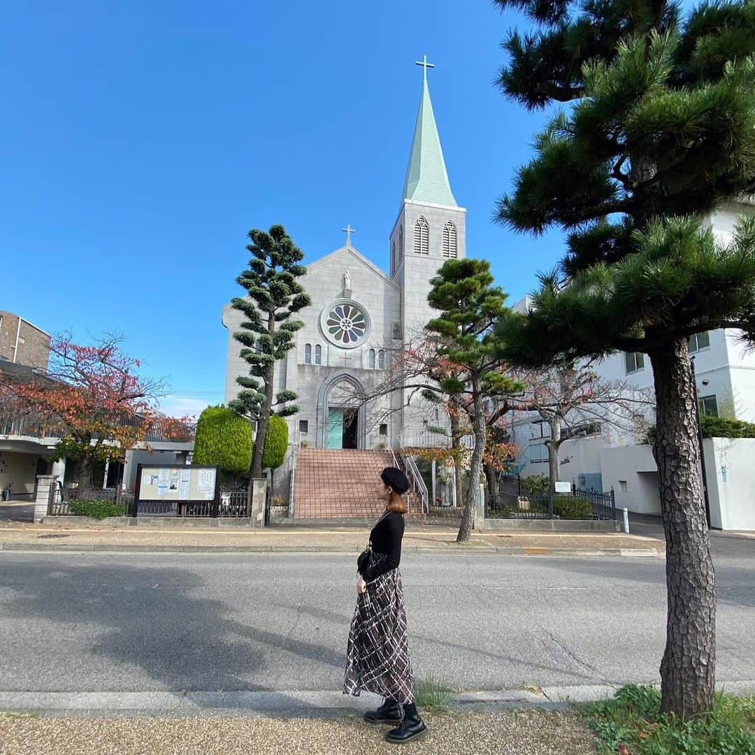 のインスタグラム：「芦屋川さんぽしたよ◎﻿ ﻿ 川沿いの教会は遊びに来る友達に﻿ 道案内する時に必ず使う〜⛪️﻿ ﻿ おばあちゃんと散歩したら﻿ ほんまに誰にでも話しかけるから﻿ ﻿ 全然進めへんのやけどw﻿ いろんな人に出会えて楽しい🤣﻿ ﻿ この日のスカートは新作の。﻿ 買ったばっかりのやつ〜〜﻿ ﻿ オシャレなおばあちゃんに﻿ 可愛いって褒められたから﻿ スーパーお気に入りました😊♡」