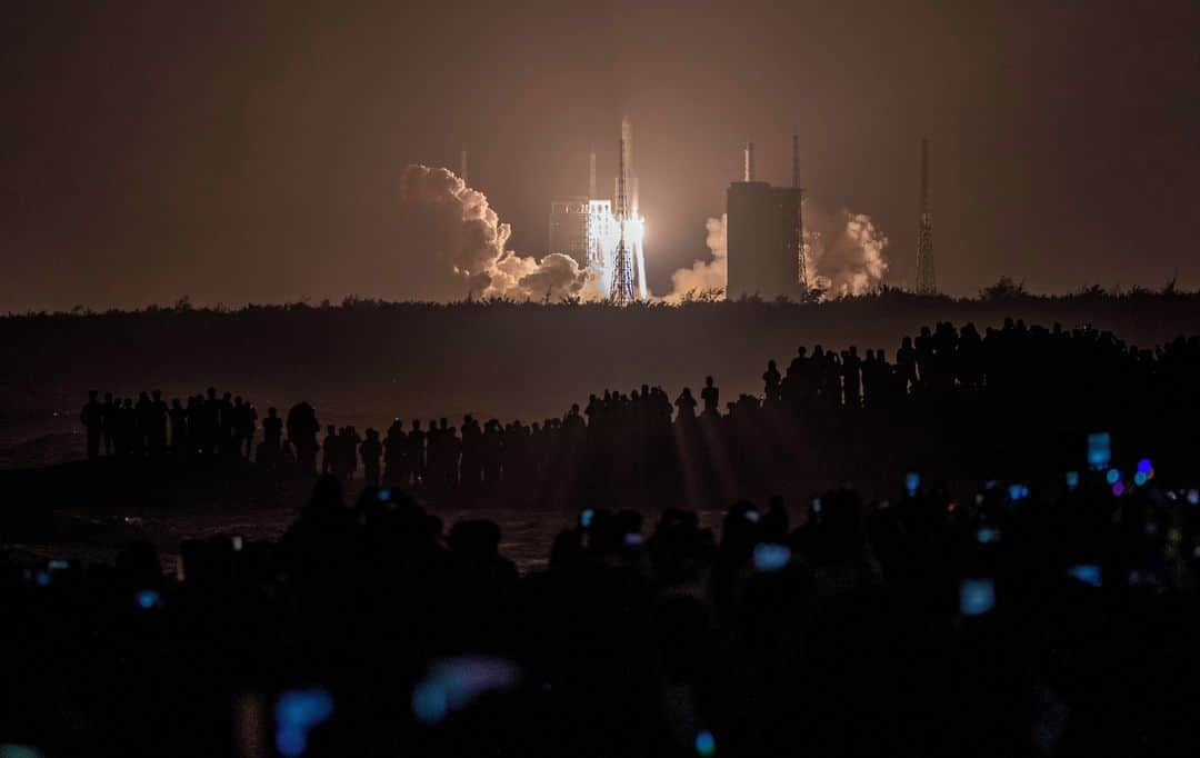 ルモンドさんのインスタグラム写真 - (ルモンドInstagram)「Comme c’est souvent le cas dans le spatial chinois, il n’y a pas eu d’annonce. On savait que la mission Chang’e-5 partirait pour la Lune avant la fin novembre, pour y prélever des échantillons et les rapporter ensuite sur Terre, mais aucune date précise n’avait été officiellement donnée. C’est en voyant la fusée Longue Marche-5 sortir de son hangar, mardi 17 novembre, puis être déplacée vers son pas de tir de la base spatiale de Wenchang, que le monde a pris conscience de l’imminence du décollage. Celui-ci a eu lieu lundi 23 novembre, à 21 h 30 heure française.⁣ A bien y regarder, Chang’e-5 n’est rien d’autre qu’une mission Apollo en réduction – mais sans humain à bord. Un module de service convoie un train spatial composé de trois autres éléments. Tout d’abord un atterrisseur, semblable à celui des deux précédentes missions. Son bras robotisé ramassera des échantillons de sol, le fameux régolithe lunaire pulvérulent, et une foreuse prélèvera des carottes jusqu’à 2 mètres de profondeur. Les « récoltes » seront stockées dans le deuxième élément, un petit étage dit de remontée, posé sur l’atterrisseur. Il s’arrachera à la gravité lunaire pour rejoindre le module de service demeuré en orbite.⁣ -⁣ Le décollage de la fusée Longue Marche-5, le 23 novembre, sur la base spatiale de Wenchang, dans le sud de la Chine. Photo : AFP (@afpphoto)⁣ -⁣ #science #espace #fusee」11月24日 19時30分 - lemondefr