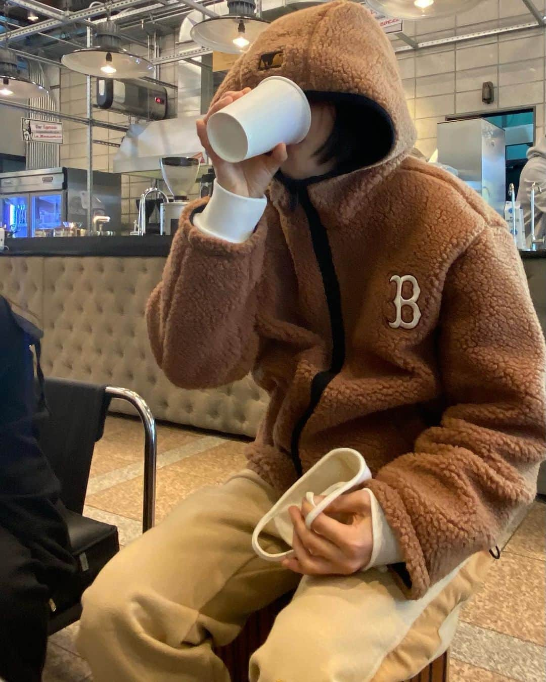 イム・セミさんのインスタグラム写真 - (イム・セミInstagram)「추위를 이기는 방법? 💪🏿🐻🐾 🍵💦들이켜 들이켜 (?)   Photo by Manager 찬유」11月24日 19時28分 - susemee