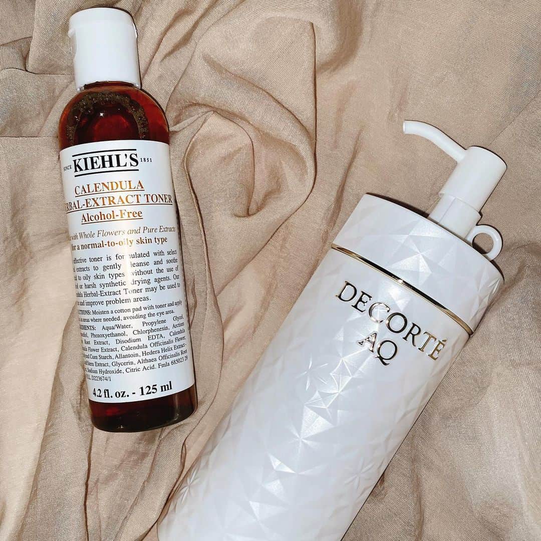 加藤玲奈のインスタグラム：「最近買って愛用しているメイク落とし🙋🏼‍♀️✨ @cosmedecortejp のオイル✨ AQシリーズは香りがめちゃくちゃ好み💖 あと気になってた @kiehlsjp の化粧水を買ってみてたまに使ってます✨テクスチャーがさっぱりしてるから私は朝使ってる🙋🏼‍♀️✨ まだまだ気になってるスキンケアたくさんあるのだー😱」