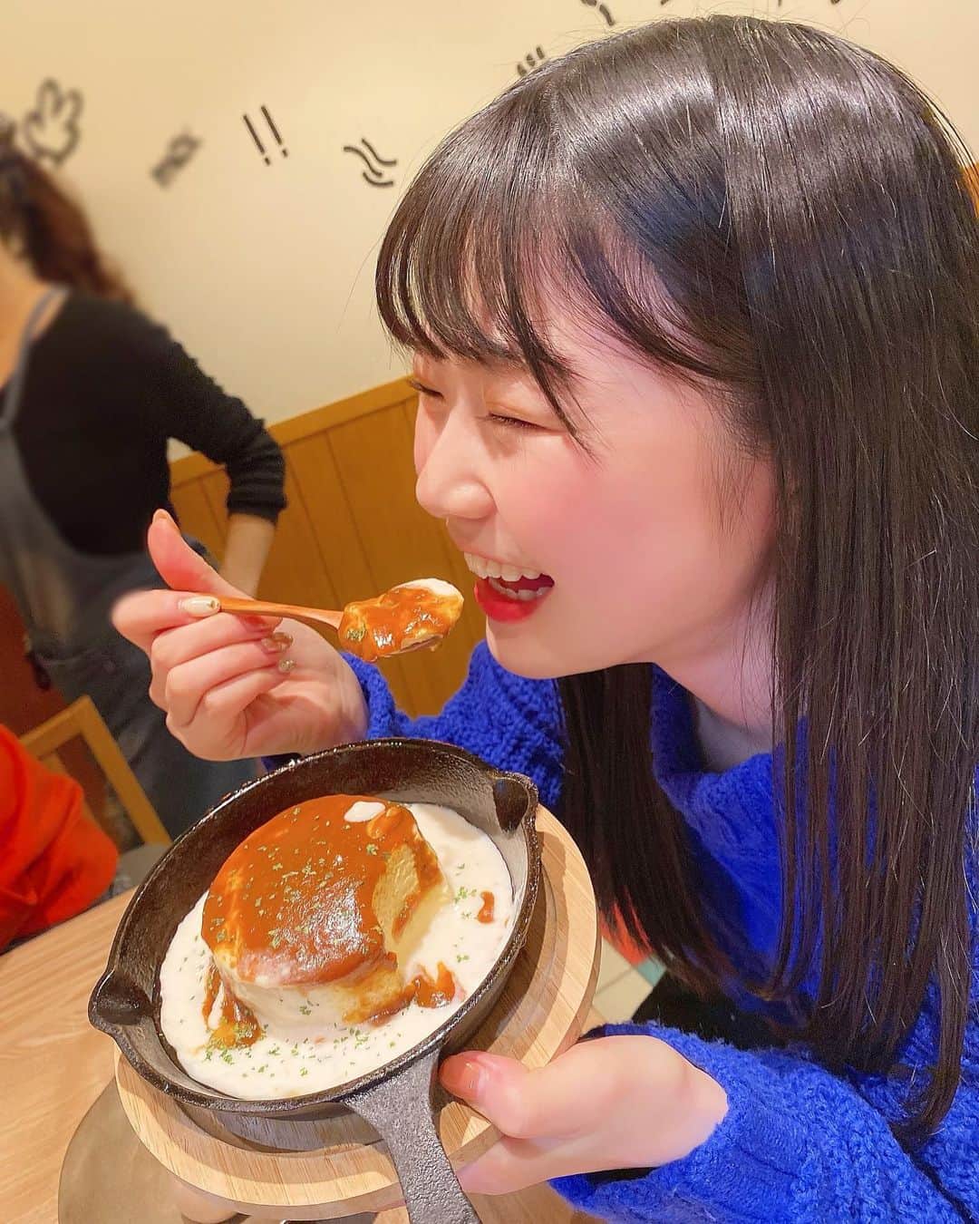 出口結菜さんのインスタグラム写真 - (出口結菜Instagram)「《🐙#梅田　#大衆肉スタンドペロペロ》﻿ ﻿ 🍳スフレオムレツ（¥420）﻿ 🥩厚切り霜降りタン（¥1580）﻿ 🍤Red Hot Chili Shrimp (¥680)﻿ 🍠さつまいもhoneyチーズ（¥420）﻿ ﻿🥤烏龍茶（¥290） ﻿ すごい美味しそうで、動画映えしそうなスフレオムレツを目当てに、、、！！！﻿ ﻿ 朝昼抜かして、お腹ぺこぺこでお店に😚✨﻿ ﻿ ﻿ ご飯屋さんがたくさん並んでる道を曲がって路地裏？！っぽい、ところにお店が、、！﻿ ﻿ ﻿ 結構迷いました💦﻿ ﻿ ﻿ ﻿ 🍳スフレオムレツ（1枚目）﻿ ﻿ お店の人が容器を持ち上げたら、今流行ってるスフレパンケーキみたいにオムレツが✨✨✨﻿ ﻿ 上にはデミグラスソースとクリームソース？！がたっぷりで、中のオムレツは卵がぎっしり😚﻿ ﻿ 本当に空洞がない、オムレツが凝縮されてて、（プリンみたい）﻿ ほんのり甘くて、子供が好きな味💗﻿ ﻿ 写真映えも完璧です❤︎﻿ ﻿ ﻿ ﻿ 🥩厚切り霜降りタン（6枚目）﻿ ﻿ 結構っていうか私にとってはほんまにお高めのタン値段で、めっちゃ贅沢やねんけど、、、﻿ ﻿ ほんまにお腹減ってたし食べたかったし数量限定の言葉にやられて注文😳﻿ ﻿ 1枚が肉厚で、歯応えはあるねんけど、柔らかくてなくなっちゃう、﻿ ﻿ 口に残るスジとか一切なくて、溶けてく😚💭﻿ ﻿ 脂ものってて、﻿ もう、食べたことないタンでした﻿ ﻿ なんか、、本当のタンに出会った気分、笑﻿ ﻿ ﻿ ﻿ 🍤Red Hod Chili Shrimp（10枚目） は﻿ チリ🌶って名前に入ってる通り、結構辛めのスパイス💦﻿ ﻿ 結構辛かったけどそれが癖になりる！﻿ 外もパリパリやし、、！﻿ でもおかげで汗結構かきました、笑﻿ ﻿ ﻿ ﻿ 🍠さつまいもhoneyチーズ（9枚目）は﻿ ﻿ さつまいも自体の中に、しっかりハチミツ？が染み込んでいて甘いけど、﻿ ﻿ チーズがいい感じに甘さを和らげてくれてる、、﻿ ﻿ チーズ✖️ハチミツって最強の組み合わせやし、﻿ いま私の中でハマってる組み合わせNo. 1﻿ ﻿ ﻿ ﻿ 朝昼抜いて行った私たちの胃袋は安定にブラックホールで、、、﻿ ﻿ まだ結構食べたのでその投稿は次にっ😳💗﻿ ﻿ ﻿ 開店時間17時に行ったから、お客さんはまだいなくて、、❕❕﻿ ﻿ でも私たちがお店を出ることには結構お客さんも入ってきてましたっ！﻿ ﻿ ﻿ 席の数も少ないから、予約していくのもありかも❕﻿ ﻿ ﻿ ﻿ \映え料理が美味しすぎて最高✨/ ﻿ ﻿ ___________________________________________﻿ ﻿ ❤️ 大阪府大阪市北区堂山町8-16 ﻿ 💗梅田駅から🚶‍♀️15分﻿ 💛17時〜24時﻿ 💚定休日なし﻿ 💙予約可﻿ 🤍24席﻿ ___________________________________________﻿ ﻿ #梅田グルメ #大衆肉スタンドペロペロ #大阪 #大阪グルメ #🥩  #大阪ディナー #梅田ディナー #ディナー #タン #スフレオムレツ #エビ #shrimp #🍤 #居酒屋 #居酒屋ごはん #映え #グルメ #さつまいも #チーズ#夜ご飯  #instafood #food #foodstagram #食べ物 #食べ物グラム #飯テロ #ご飯 #ご飯記録 #ラビグルメ」11月24日 19時29分 - yui_laby0622