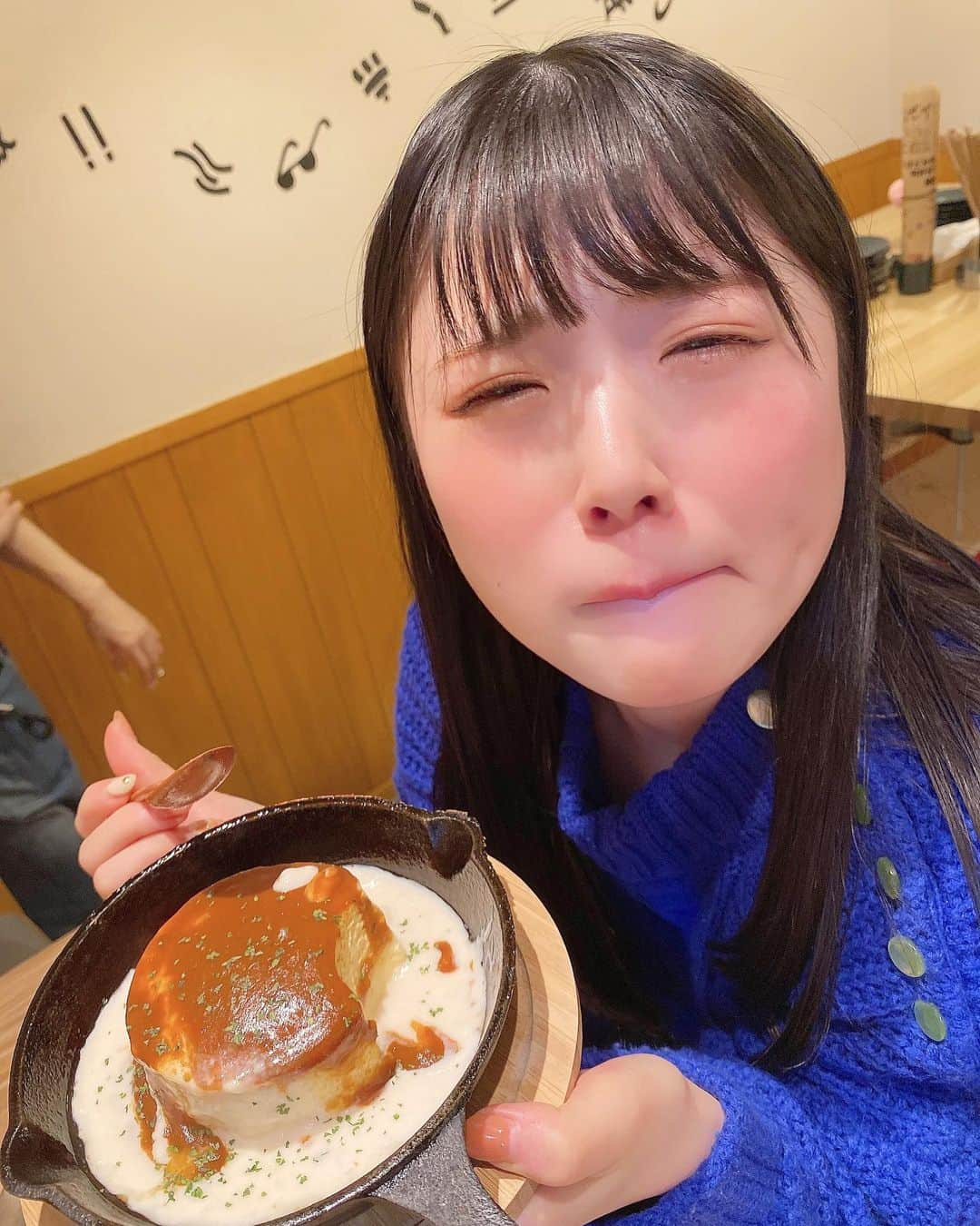 出口結菜さんのインスタグラム写真 - (出口結菜Instagram)「《🐙#梅田　#大衆肉スタンドペロペロ》﻿ ﻿ 🍳スフレオムレツ（¥420）﻿ 🥩厚切り霜降りタン（¥1580）﻿ 🍤Red Hot Chili Shrimp (¥680)﻿ 🍠さつまいもhoneyチーズ（¥420）﻿ ﻿🥤烏龍茶（¥290） ﻿ すごい美味しそうで、動画映えしそうなスフレオムレツを目当てに、、、！！！﻿ ﻿ 朝昼抜かして、お腹ぺこぺこでお店に😚✨﻿ ﻿ ﻿ ご飯屋さんがたくさん並んでる道を曲がって路地裏？！っぽい、ところにお店が、、！﻿ ﻿ ﻿ 結構迷いました💦﻿ ﻿ ﻿ ﻿ 🍳スフレオムレツ（1枚目）﻿ ﻿ お店の人が容器を持ち上げたら、今流行ってるスフレパンケーキみたいにオムレツが✨✨✨﻿ ﻿ 上にはデミグラスソースとクリームソース？！がたっぷりで、中のオムレツは卵がぎっしり😚﻿ ﻿ 本当に空洞がない、オムレツが凝縮されてて、（プリンみたい）﻿ ほんのり甘くて、子供が好きな味💗﻿ ﻿ 写真映えも完璧です❤︎﻿ ﻿ ﻿ ﻿ 🥩厚切り霜降りタン（6枚目）﻿ ﻿ 結構っていうか私にとってはほんまにお高めのタン値段で、めっちゃ贅沢やねんけど、、、﻿ ﻿ ほんまにお腹減ってたし食べたかったし数量限定の言葉にやられて注文😳﻿ ﻿ 1枚が肉厚で、歯応えはあるねんけど、柔らかくてなくなっちゃう、﻿ ﻿ 口に残るスジとか一切なくて、溶けてく😚💭﻿ ﻿ 脂ものってて、﻿ もう、食べたことないタンでした﻿ ﻿ なんか、、本当のタンに出会った気分、笑﻿ ﻿ ﻿ ﻿ 🍤Red Hod Chili Shrimp（10枚目） は﻿ チリ🌶って名前に入ってる通り、結構辛めのスパイス💦﻿ ﻿ 結構辛かったけどそれが癖になりる！﻿ 外もパリパリやし、、！﻿ でもおかげで汗結構かきました、笑﻿ ﻿ ﻿ ﻿ 🍠さつまいもhoneyチーズ（9枚目）は﻿ ﻿ さつまいも自体の中に、しっかりハチミツ？が染み込んでいて甘いけど、﻿ ﻿ チーズがいい感じに甘さを和らげてくれてる、、﻿ ﻿ チーズ✖️ハチミツって最強の組み合わせやし、﻿ いま私の中でハマってる組み合わせNo. 1﻿ ﻿ ﻿ ﻿ 朝昼抜いて行った私たちの胃袋は安定にブラックホールで、、、﻿ ﻿ まだ結構食べたのでその投稿は次にっ😳💗﻿ ﻿ ﻿ 開店時間17時に行ったから、お客さんはまだいなくて、、❕❕﻿ ﻿ でも私たちがお店を出ることには結構お客さんも入ってきてましたっ！﻿ ﻿ ﻿ 席の数も少ないから、予約していくのもありかも❕﻿ ﻿ ﻿ ﻿ \映え料理が美味しすぎて最高✨/ ﻿ ﻿ ___________________________________________﻿ ﻿ ❤️ 大阪府大阪市北区堂山町8-16 ﻿ 💗梅田駅から🚶‍♀️15分﻿ 💛17時〜24時﻿ 💚定休日なし﻿ 💙予約可﻿ 🤍24席﻿ ___________________________________________﻿ ﻿ #梅田グルメ #大衆肉スタンドペロペロ #大阪 #大阪グルメ #🥩  #大阪ディナー #梅田ディナー #ディナー #タン #スフレオムレツ #エビ #shrimp #🍤 #居酒屋 #居酒屋ごはん #映え #グルメ #さつまいも #チーズ#夜ご飯  #instafood #food #foodstagram #食べ物 #食べ物グラム #飯テロ #ご飯 #ご飯記録 #ラビグルメ」11月24日 19時29分 - yui_laby0622