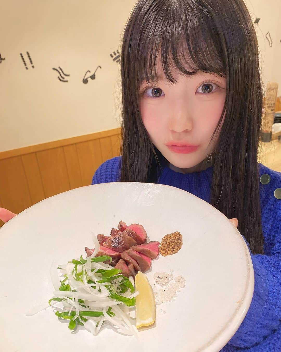 出口結菜さんのインスタグラム写真 - (出口結菜Instagram)「《🐙#梅田　#大衆肉スタンドペロペロ》﻿ ﻿ 🍳スフレオムレツ（¥420）﻿ 🥩厚切り霜降りタン（¥1580）﻿ 🍤Red Hot Chili Shrimp (¥680)﻿ 🍠さつまいもhoneyチーズ（¥420）﻿ ﻿🥤烏龍茶（¥290） ﻿ すごい美味しそうで、動画映えしそうなスフレオムレツを目当てに、、、！！！﻿ ﻿ 朝昼抜かして、お腹ぺこぺこでお店に😚✨﻿ ﻿ ﻿ ご飯屋さんがたくさん並んでる道を曲がって路地裏？！っぽい、ところにお店が、、！﻿ ﻿ ﻿ 結構迷いました💦﻿ ﻿ ﻿ ﻿ 🍳スフレオムレツ（1枚目）﻿ ﻿ お店の人が容器を持ち上げたら、今流行ってるスフレパンケーキみたいにオムレツが✨✨✨﻿ ﻿ 上にはデミグラスソースとクリームソース？！がたっぷりで、中のオムレツは卵がぎっしり😚﻿ ﻿ 本当に空洞がない、オムレツが凝縮されてて、（プリンみたい）﻿ ほんのり甘くて、子供が好きな味💗﻿ ﻿ 写真映えも完璧です❤︎﻿ ﻿ ﻿ ﻿ 🥩厚切り霜降りタン（6枚目）﻿ ﻿ 結構っていうか私にとってはほんまにお高めのタン値段で、めっちゃ贅沢やねんけど、、、﻿ ﻿ ほんまにお腹減ってたし食べたかったし数量限定の言葉にやられて注文😳﻿ ﻿ 1枚が肉厚で、歯応えはあるねんけど、柔らかくてなくなっちゃう、﻿ ﻿ 口に残るスジとか一切なくて、溶けてく😚💭﻿ ﻿ 脂ものってて、﻿ もう、食べたことないタンでした﻿ ﻿ なんか、、本当のタンに出会った気分、笑﻿ ﻿ ﻿ ﻿ 🍤Red Hod Chili Shrimp（10枚目） は﻿ チリ🌶って名前に入ってる通り、結構辛めのスパイス💦﻿ ﻿ 結構辛かったけどそれが癖になりる！﻿ 外もパリパリやし、、！﻿ でもおかげで汗結構かきました、笑﻿ ﻿ ﻿ ﻿ 🍠さつまいもhoneyチーズ（9枚目）は﻿ ﻿ さつまいも自体の中に、しっかりハチミツ？が染み込んでいて甘いけど、﻿ ﻿ チーズがいい感じに甘さを和らげてくれてる、、﻿ ﻿ チーズ✖️ハチミツって最強の組み合わせやし、﻿ いま私の中でハマってる組み合わせNo. 1﻿ ﻿ ﻿ ﻿ 朝昼抜いて行った私たちの胃袋は安定にブラックホールで、、、﻿ ﻿ まだ結構食べたのでその投稿は次にっ😳💗﻿ ﻿ ﻿ 開店時間17時に行ったから、お客さんはまだいなくて、、❕❕﻿ ﻿ でも私たちがお店を出ることには結構お客さんも入ってきてましたっ！﻿ ﻿ ﻿ 席の数も少ないから、予約していくのもありかも❕﻿ ﻿ ﻿ ﻿ \映え料理が美味しすぎて最高✨/ ﻿ ﻿ ___________________________________________﻿ ﻿ ❤️ 大阪府大阪市北区堂山町8-16 ﻿ 💗梅田駅から🚶‍♀️15分﻿ 💛17時〜24時﻿ 💚定休日なし﻿ 💙予約可﻿ 🤍24席﻿ ___________________________________________﻿ ﻿ #梅田グルメ #大衆肉スタンドペロペロ #大阪 #大阪グルメ #🥩  #大阪ディナー #梅田ディナー #ディナー #タン #スフレオムレツ #エビ #shrimp #🍤 #居酒屋 #居酒屋ごはん #映え #グルメ #さつまいも #チーズ#夜ご飯  #instafood #food #foodstagram #食べ物 #食べ物グラム #飯テロ #ご飯 #ご飯記録 #ラビグルメ」11月24日 19時29分 - yui_laby0622